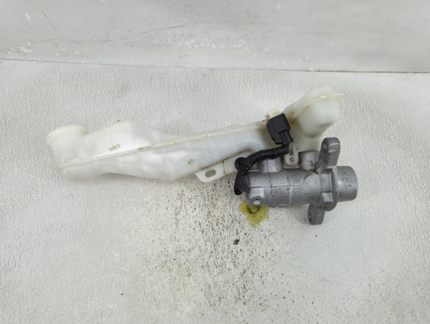 2015-2020 Ford Edge Brake Master Cylinder - Oemusedautoparts1.com