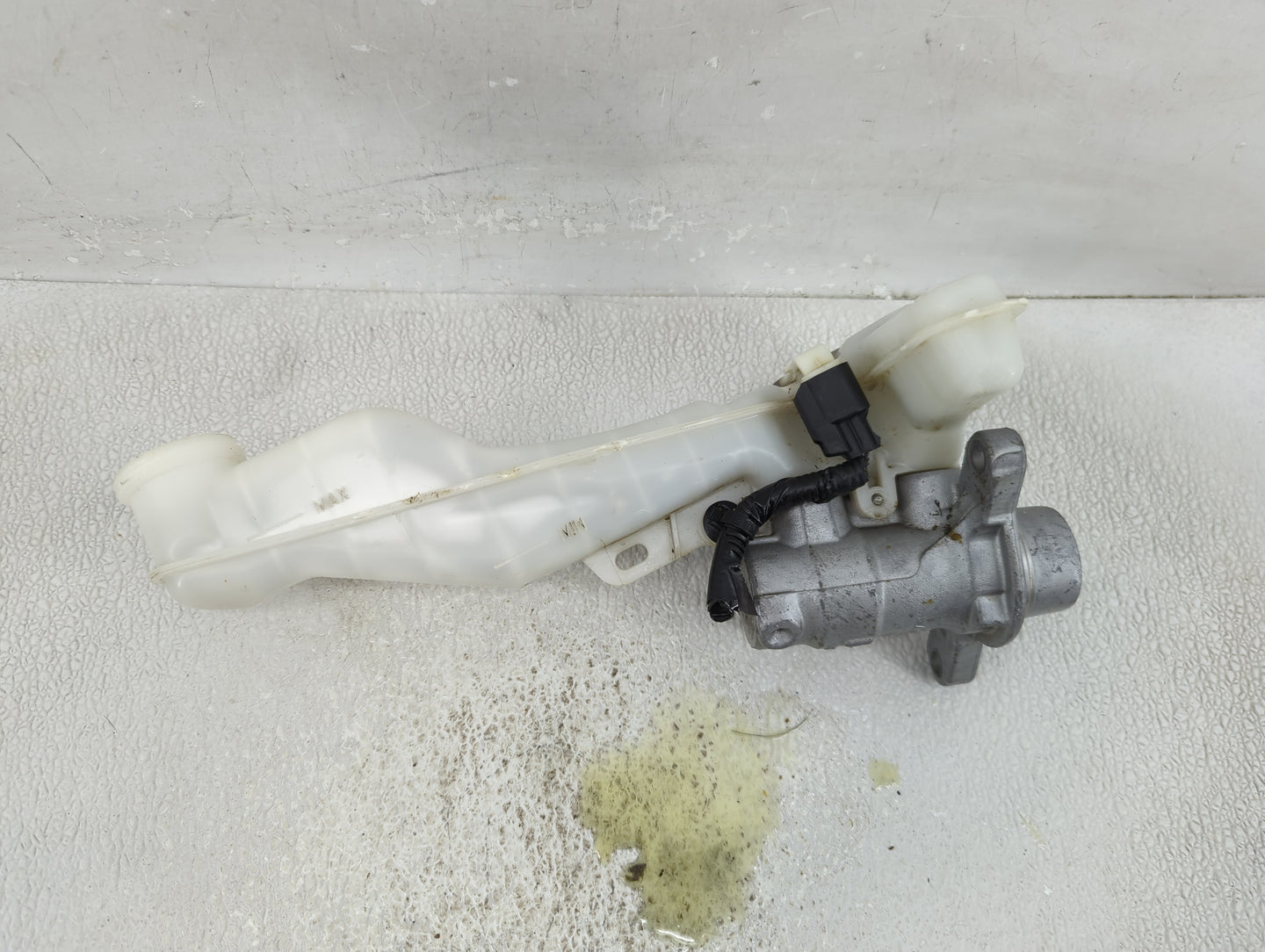 2015-2020 Ford Edge Brake Master Cylinder - Oemusedautoparts1.com