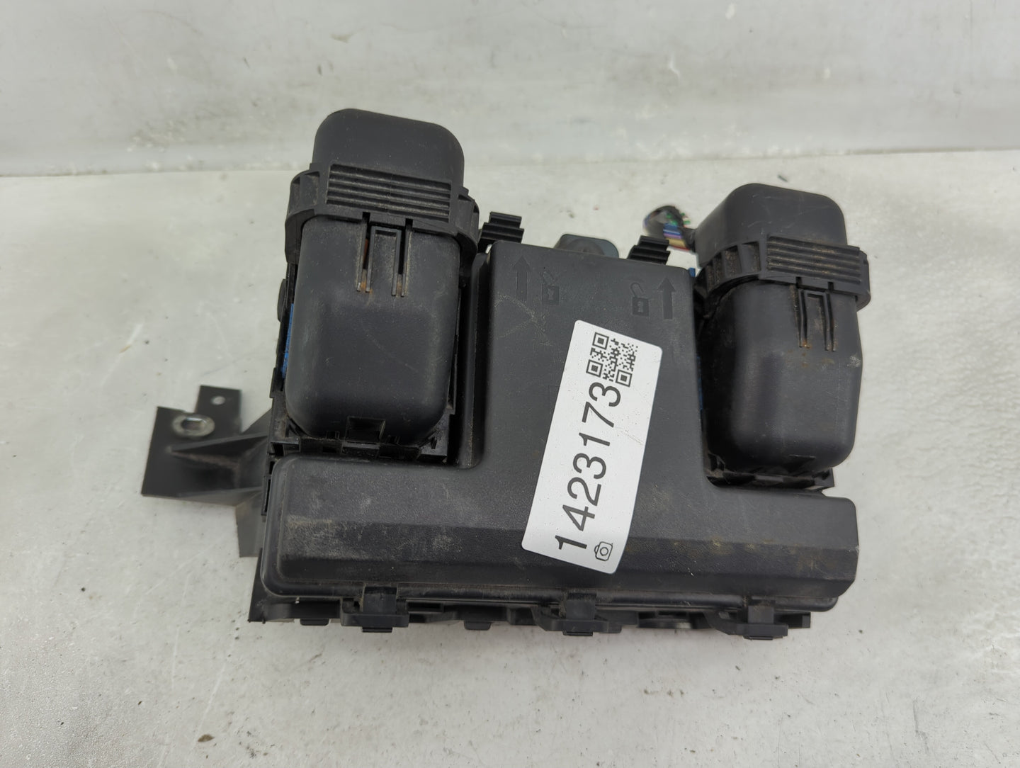 2019-2020 Ford Edge Fusebox Fuse Box Panel Relay Module P/N:G2GT14A075AA Fits Fits 2019 2020 OEM Used Auto Parts - Oemusedau