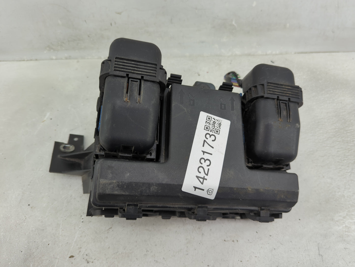 2019-2020 Ford Edge Fusebox Fuse Box Panel Relay Module P/N:G2GT14A075AA Fits Fits 2019 2020 OEM Used Auto Parts - Oemusedau