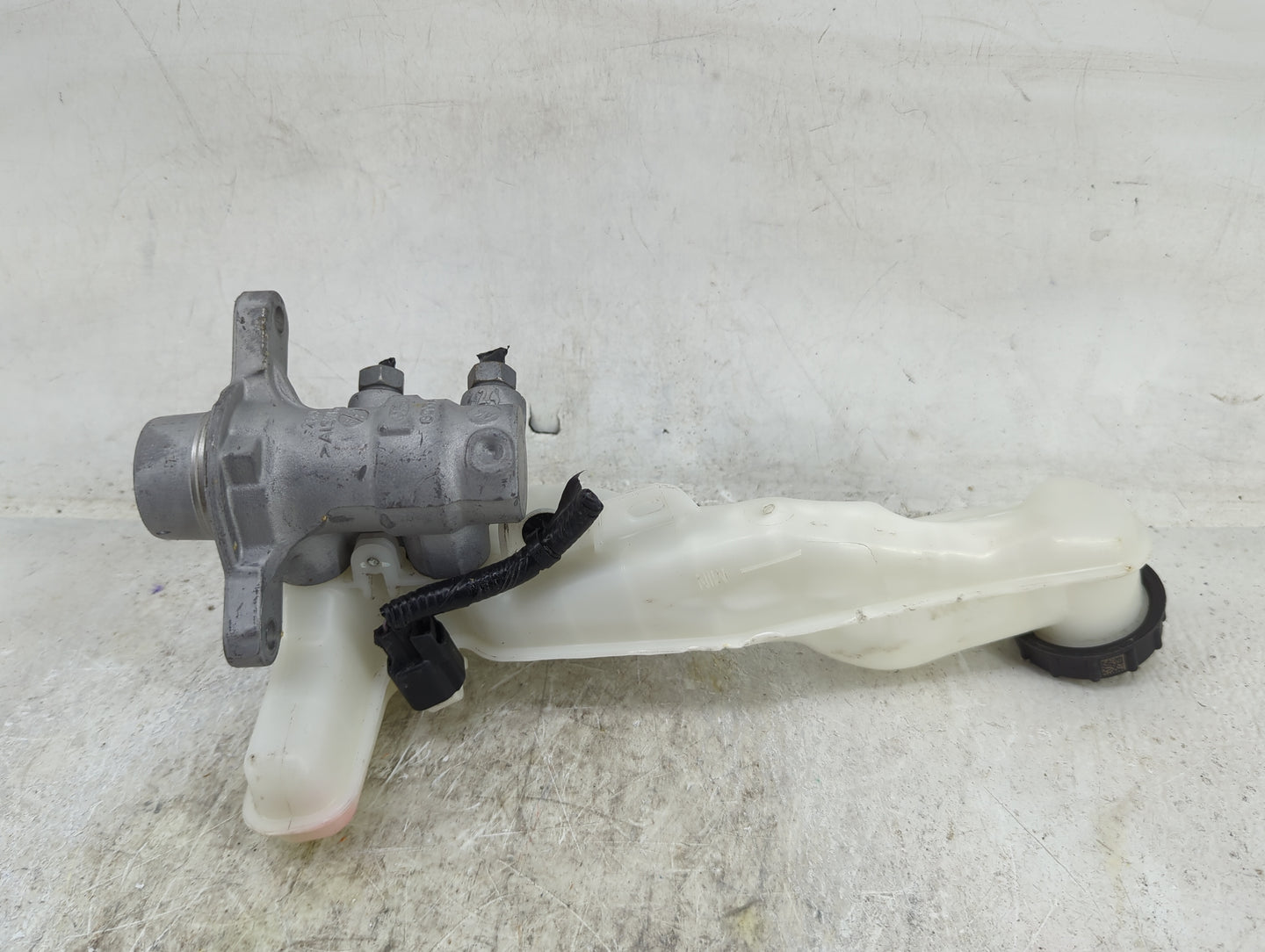 2015-2020 Ford Edge Brake Master Cylinder 1490402 - Oemusedautoparts1.com