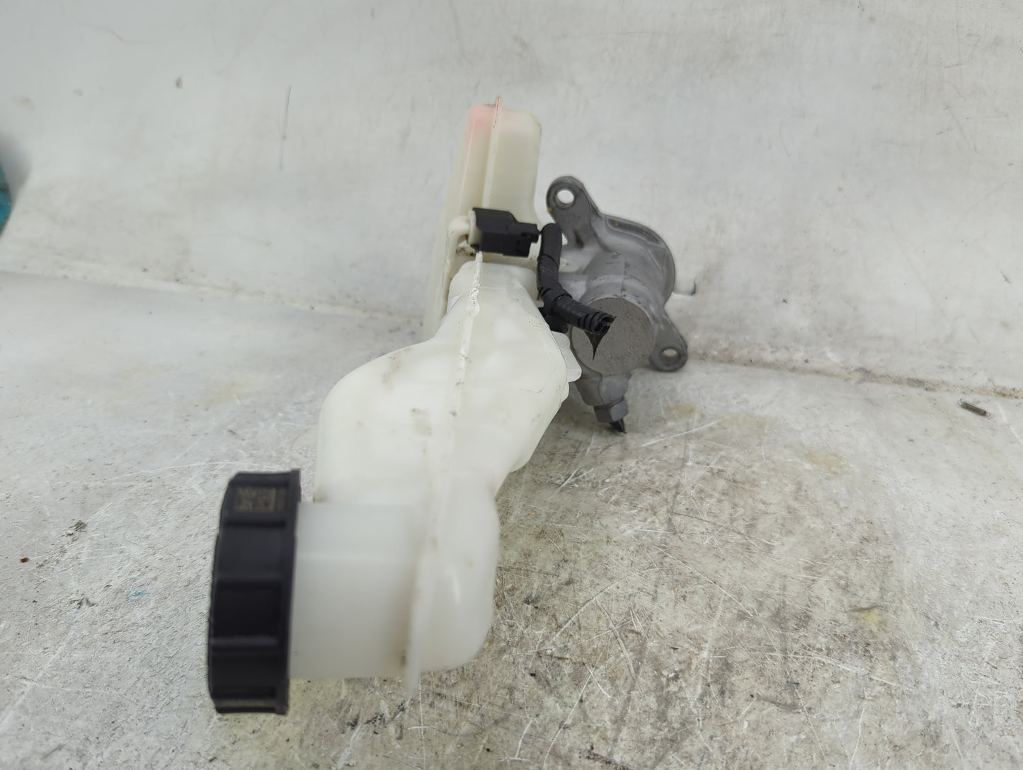 2015-2020 Ford Edge Brake Master Cylinder 1490402 - Oemusedautoparts1.com