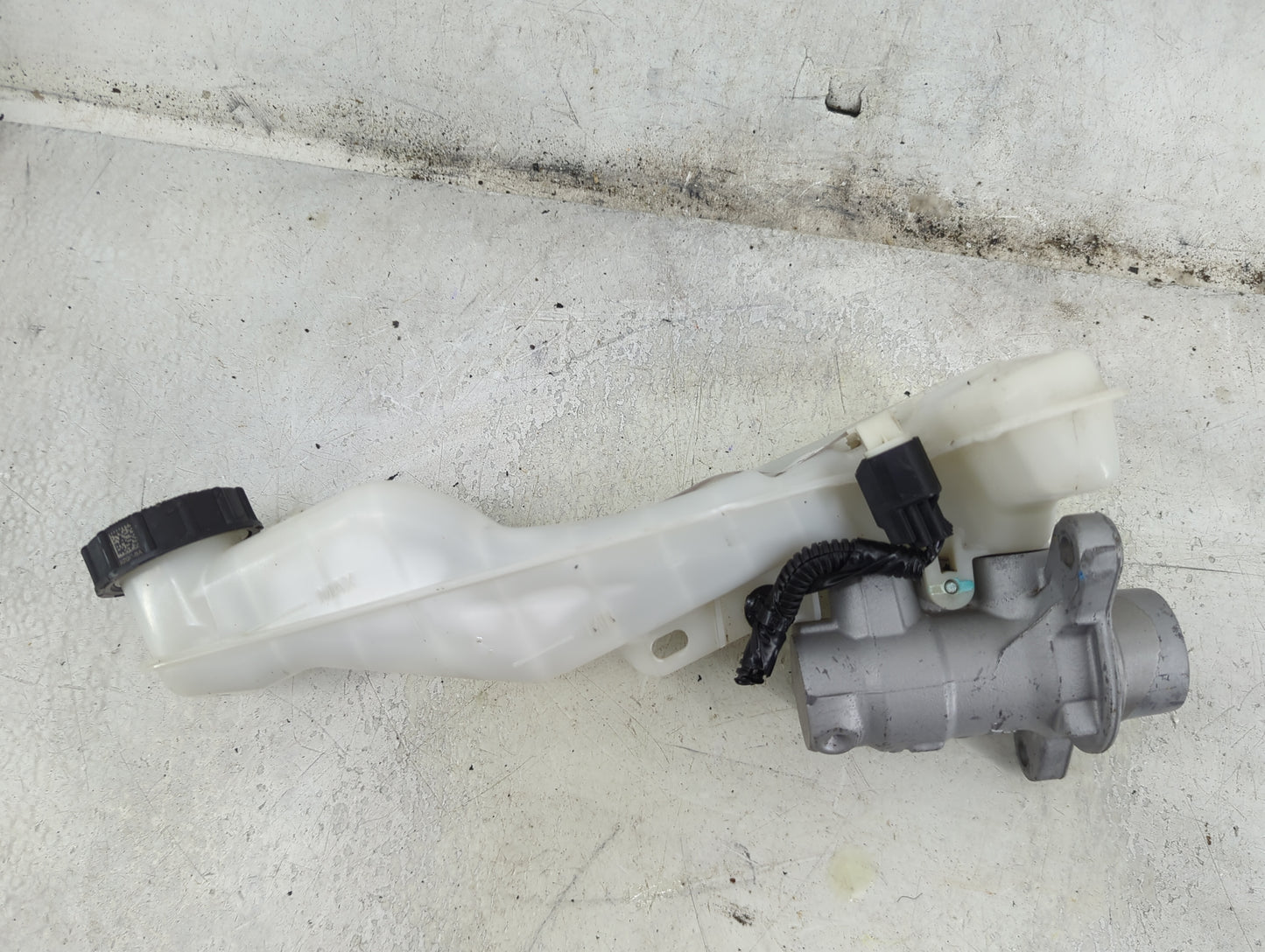 2015-2020 Ford Edge Brake Master Cylinder 1492188 - Oemusedautoparts1.com