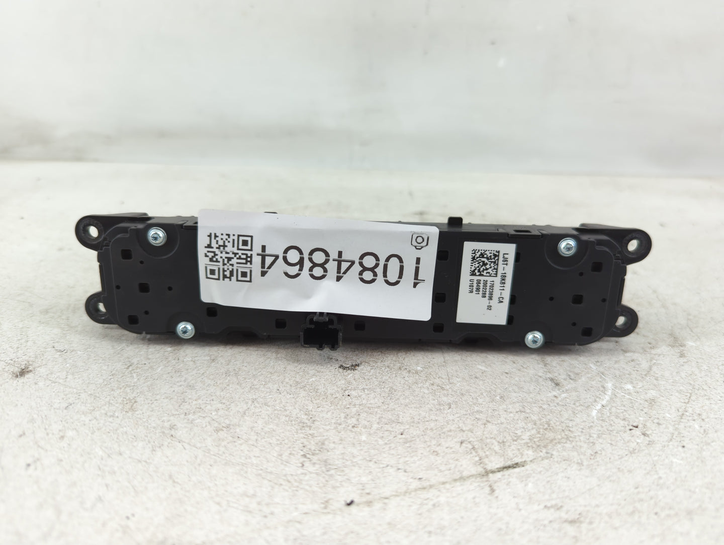 2021-2022 Ford Escape Radio AM FM Cd Player Receiver Replacement P/N:LJ6T-18K811-CA Fits Fits 2021 2022 OEM Used Auto Parts 