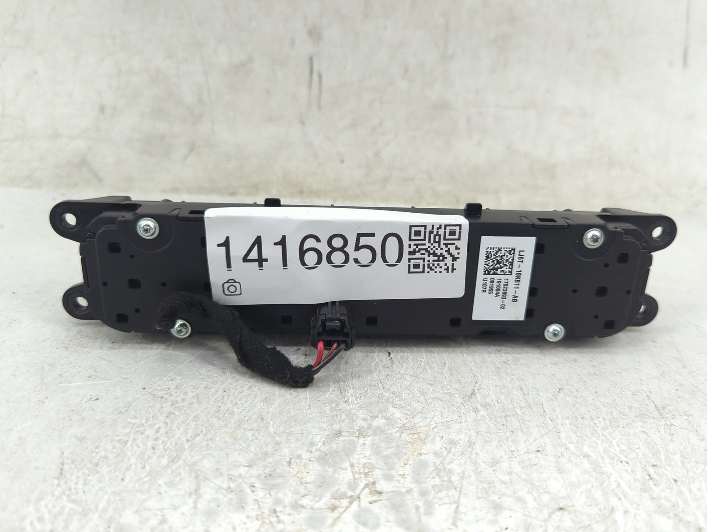 2020-2022 Ford Escape Radio AM FM Cd Player Receiver Replacement P/N:LJ6T-18K811-AB Fits Fits 2020 2021 2022 OEM Used Auto P