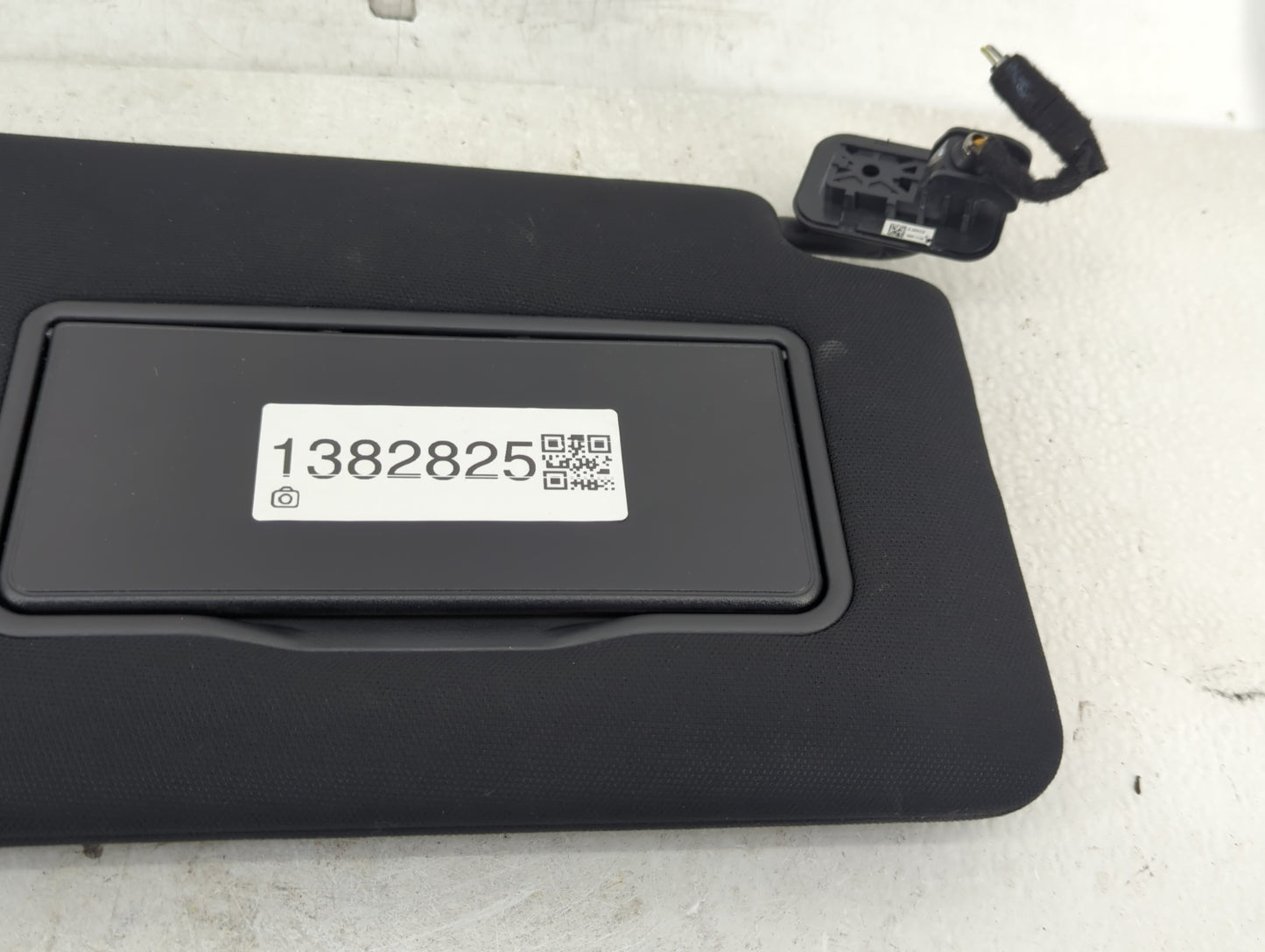 2020 Ford Explorer Sun Visor Shade Replacement Passenger Right Mirror Fits OEM Used Auto Parts - Oemusedautoparts1.com