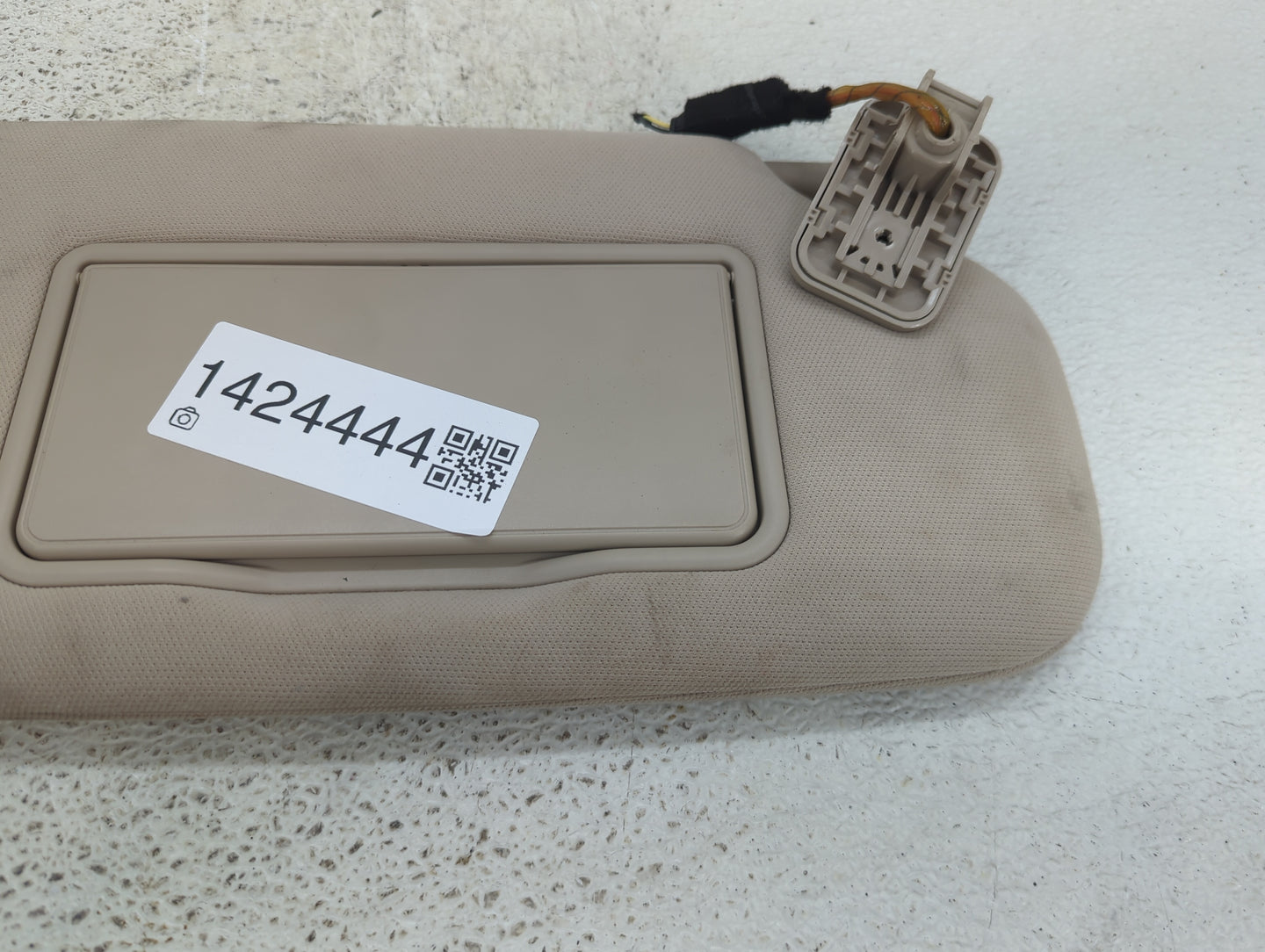 2020 Ford Explorer Sun Visor Shade Replacement Passenger Right Mirror Fits OEM Used Auto Parts - Oemusedautoparts1.com