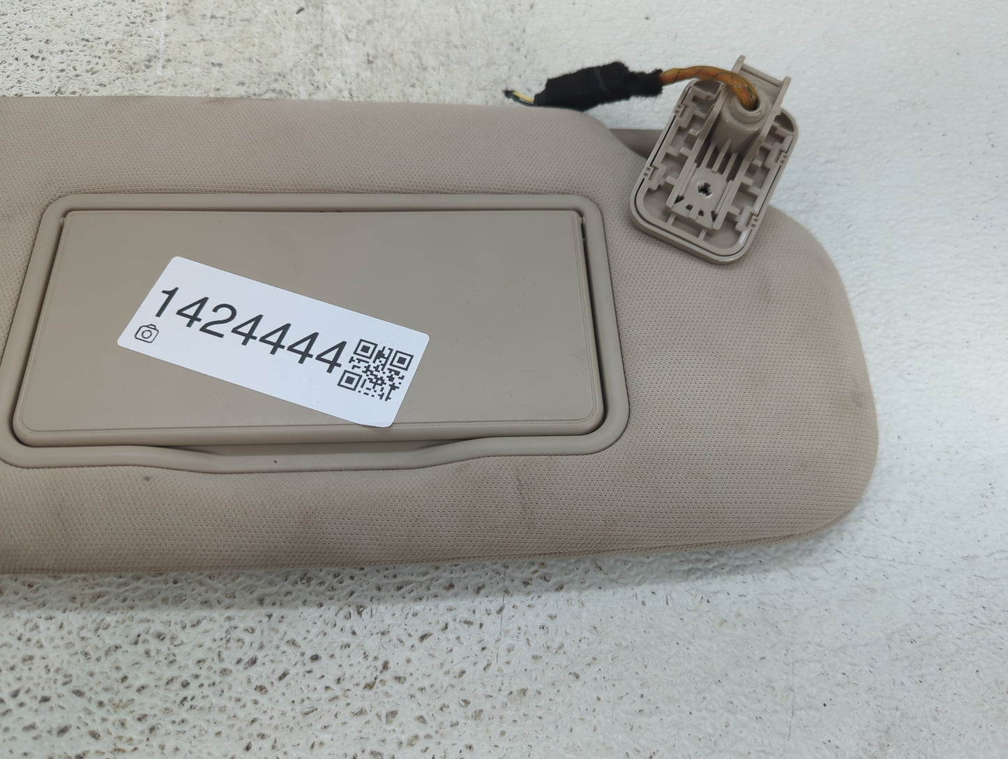2020 Ford Explorer Sun Visor Shade Replacement Passenger Right Mirror Fits OEM Used Auto Parts - Oemusedautoparts1.com