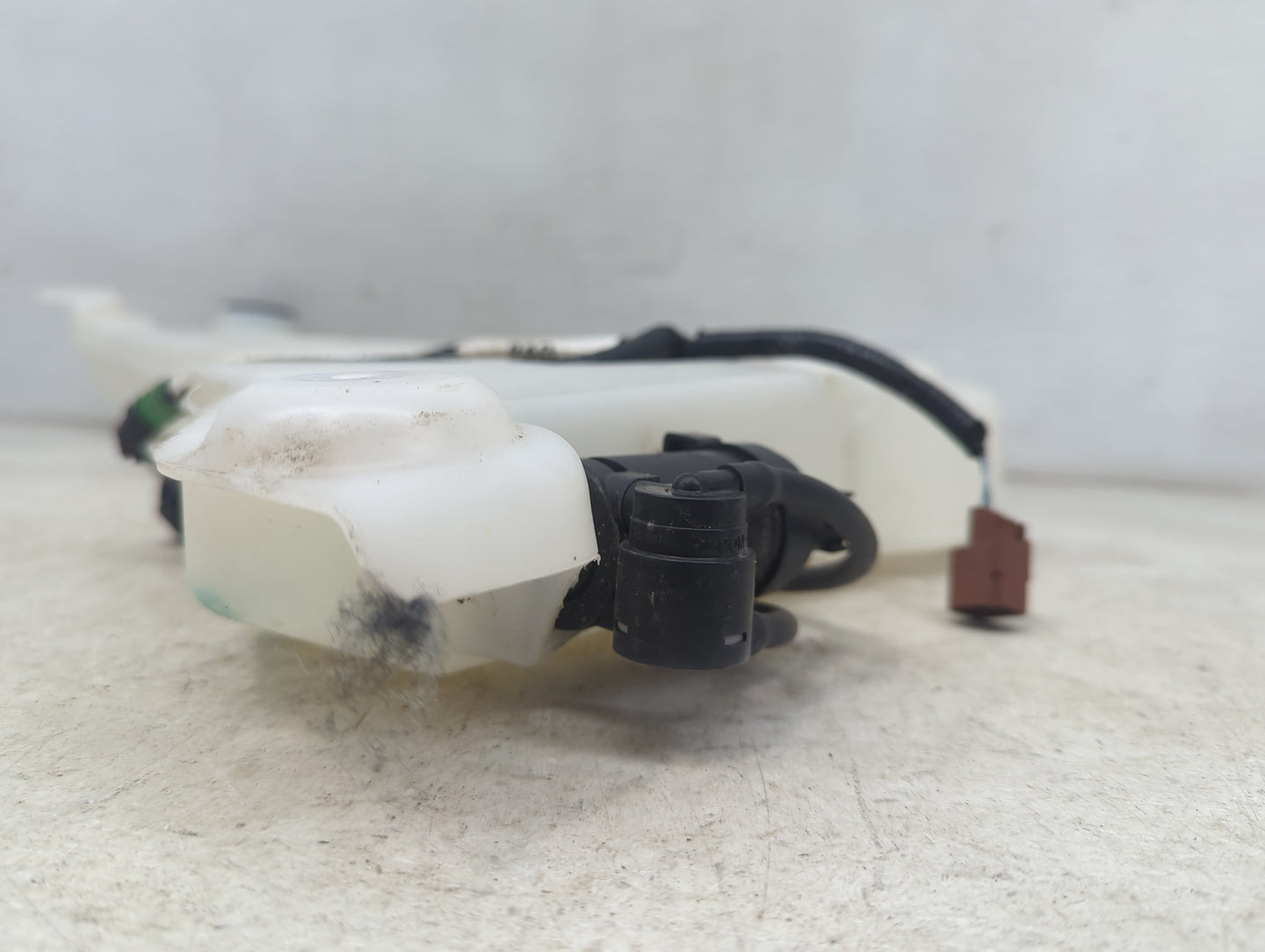 2020-2020 Ford Explorer Windshield Washer Fluid Reservoir Bottle Oem 1473853 - Oemusedautoparts1.com