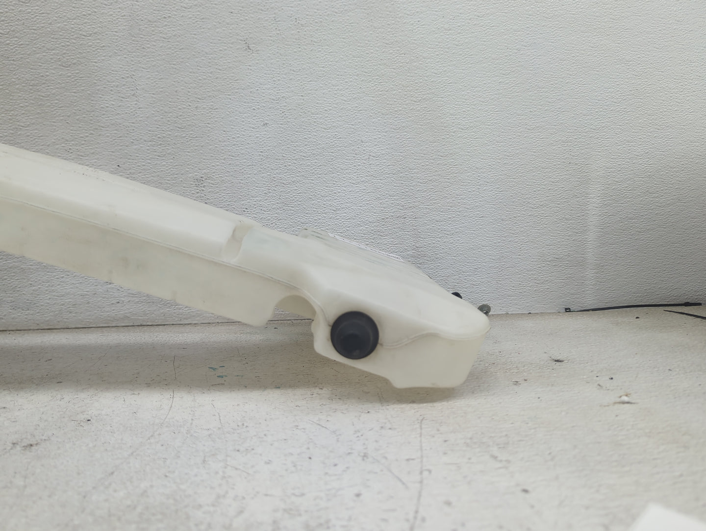 2020-2020 Ford Explorer Windshield Washer Fluid Reservoir Bottle Oem 1474186 - Oemusedautoparts1.com