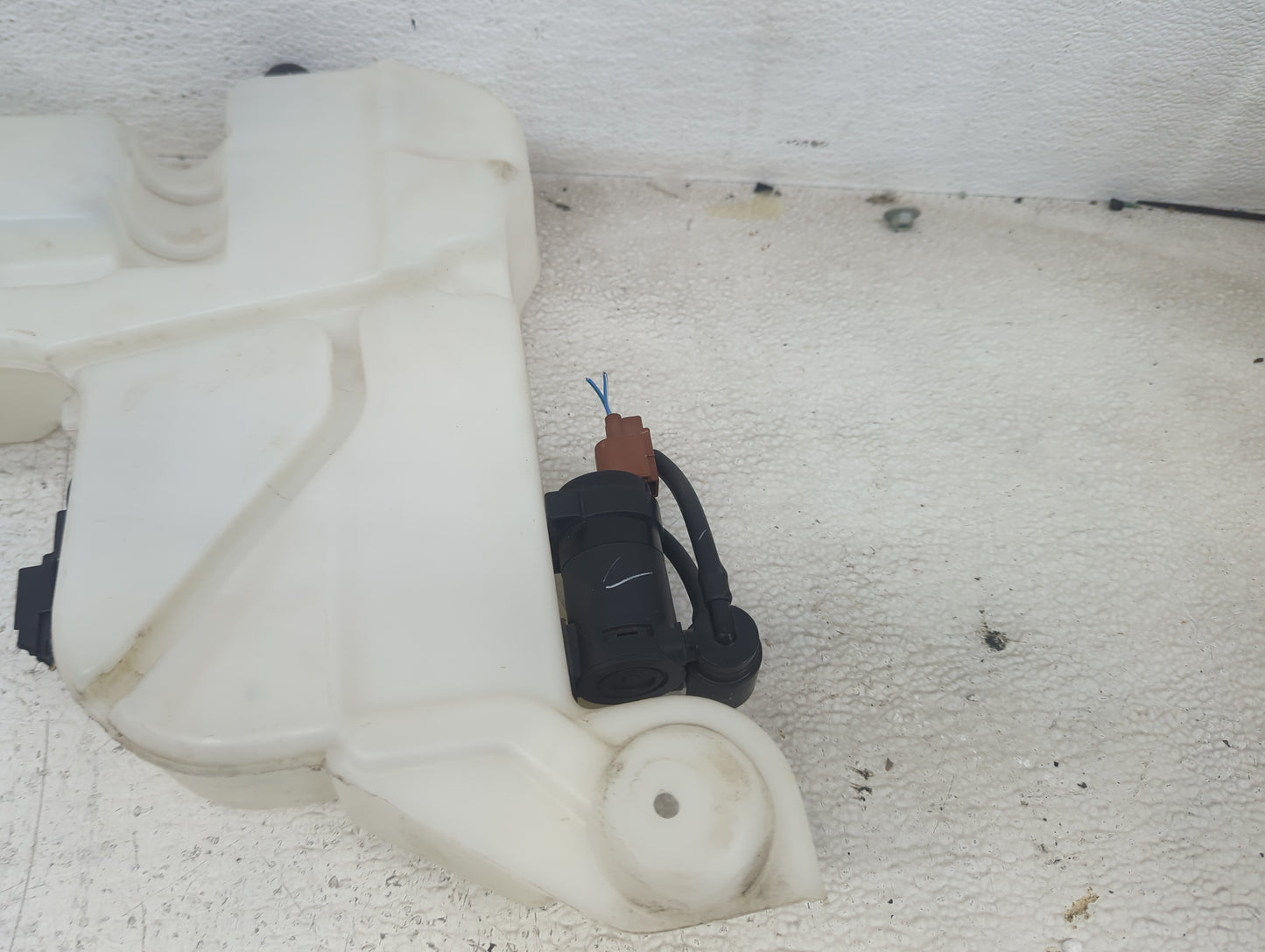 2020-2020 Ford Explorer Windshield Washer Fluid Reservoir Bottle Oem 1474186 - Oemusedautoparts1.com
