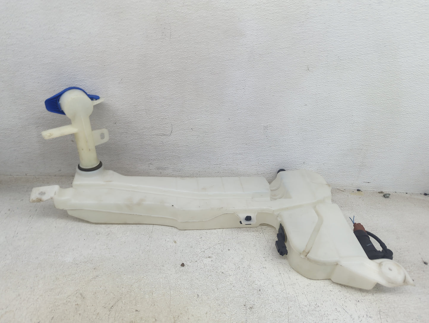 2020-2020 Ford Explorer Windshield Washer Fluid Reservoir Bottle Oem 1474186 - Oemusedautoparts1.com