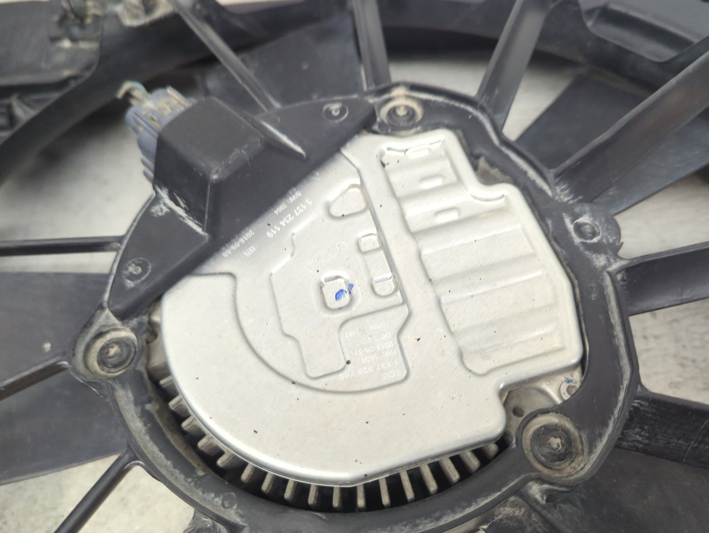 2020 Ford F150 Pickup Electric Radiator Cooling Fan Motor Assembly P/N:3137234119 Fits Fits 2017 2018 2019 2021 OEM Used Aut