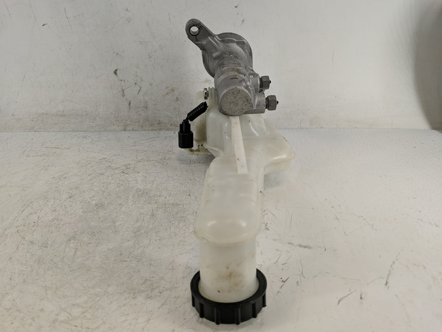 2017-2020 Ford Fusion Brake Master Cylinder - Oemusedautoparts1.com