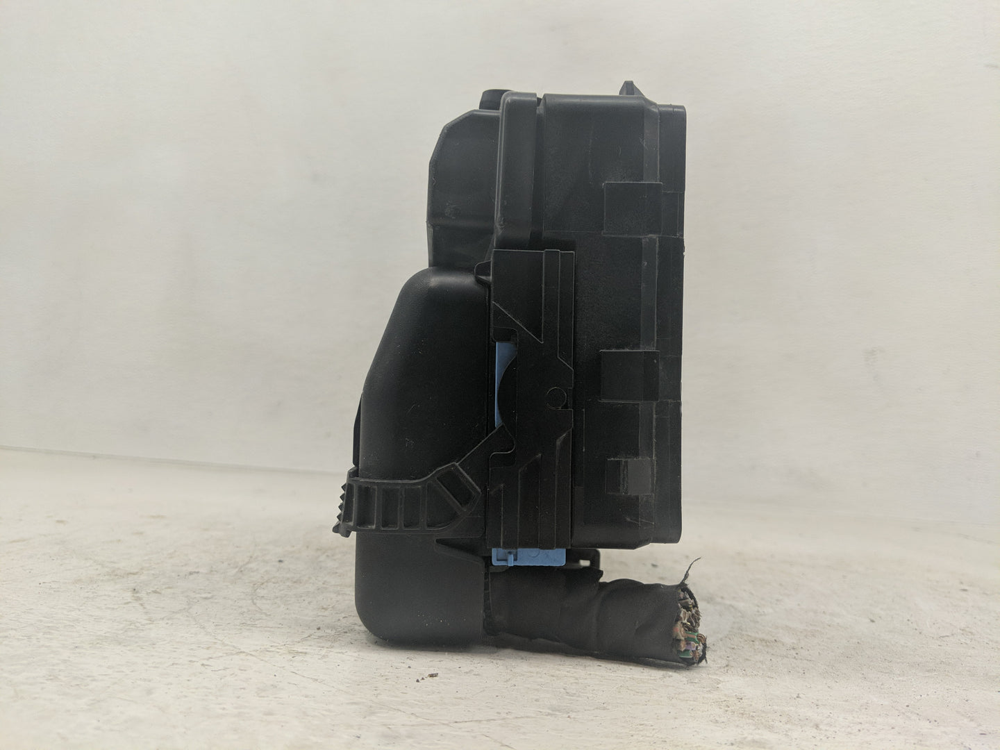 2017-2020 Ford Fusion Fusebox Fuse Box Panel Relay Module P/N:HG9T14D068BC Fits Fits 2017 2018 2019 2020 OEM Used Auto Parts