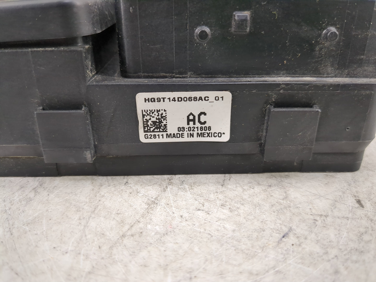 2017-2020 Ford Fusion Fusebox Fuse Box Panel Relay Module P/N:HG9T14D068AC Fits Fits 2017 2018 2019 2020 OEM Used Auto Parts