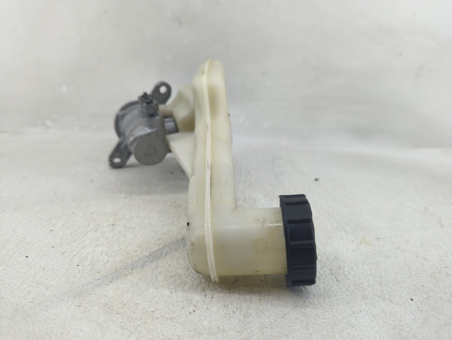 2017-2020 Ford Fusion Brake Master Cylinder - Oemusedautoparts1.com