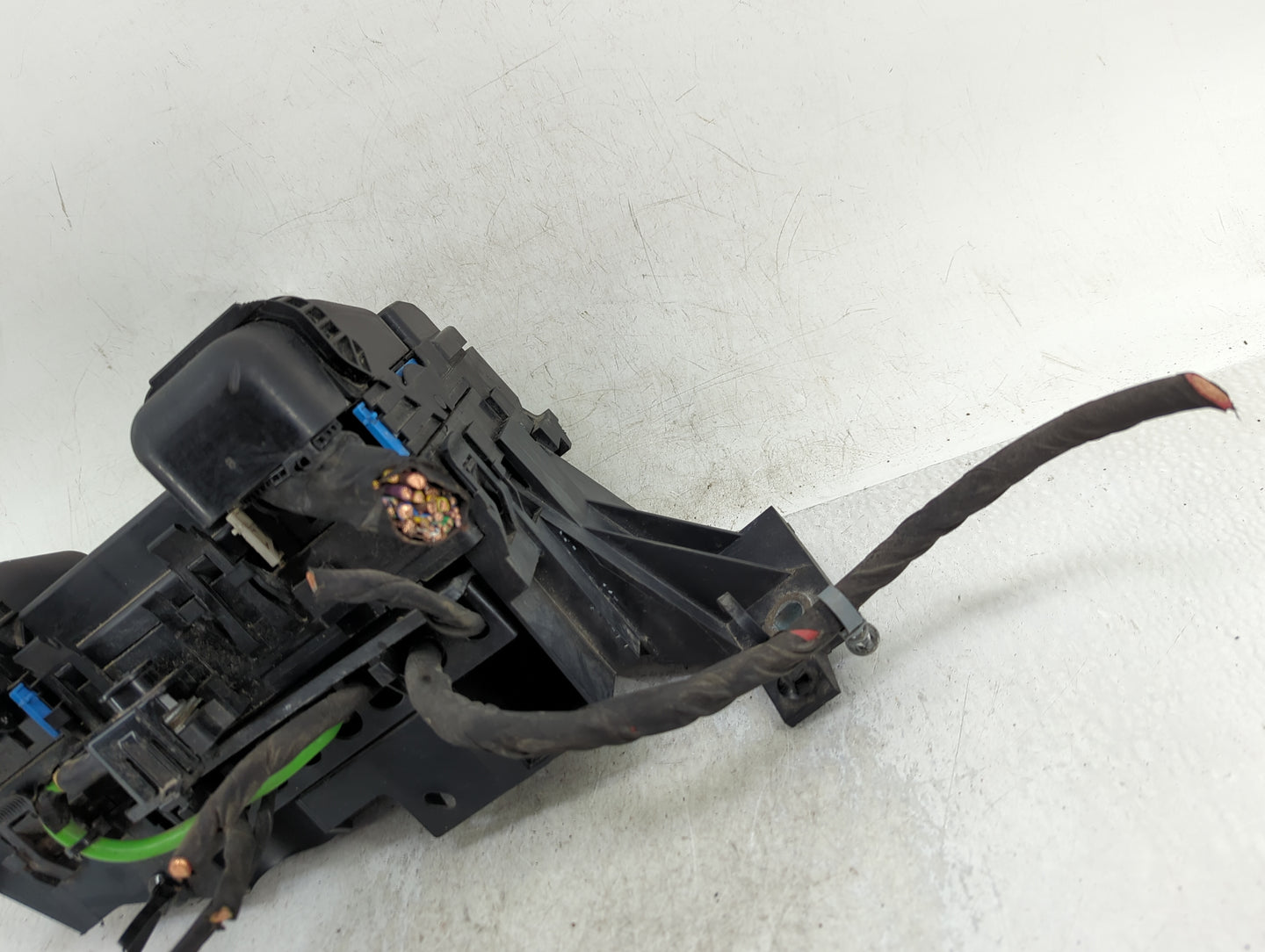 2017-2020 Ford Fusion Fusebox Fuse Box Panel Relay Module Fits Fits 2017 2018 2019 2020 OEM Used Auto Parts - Oemusedautopar