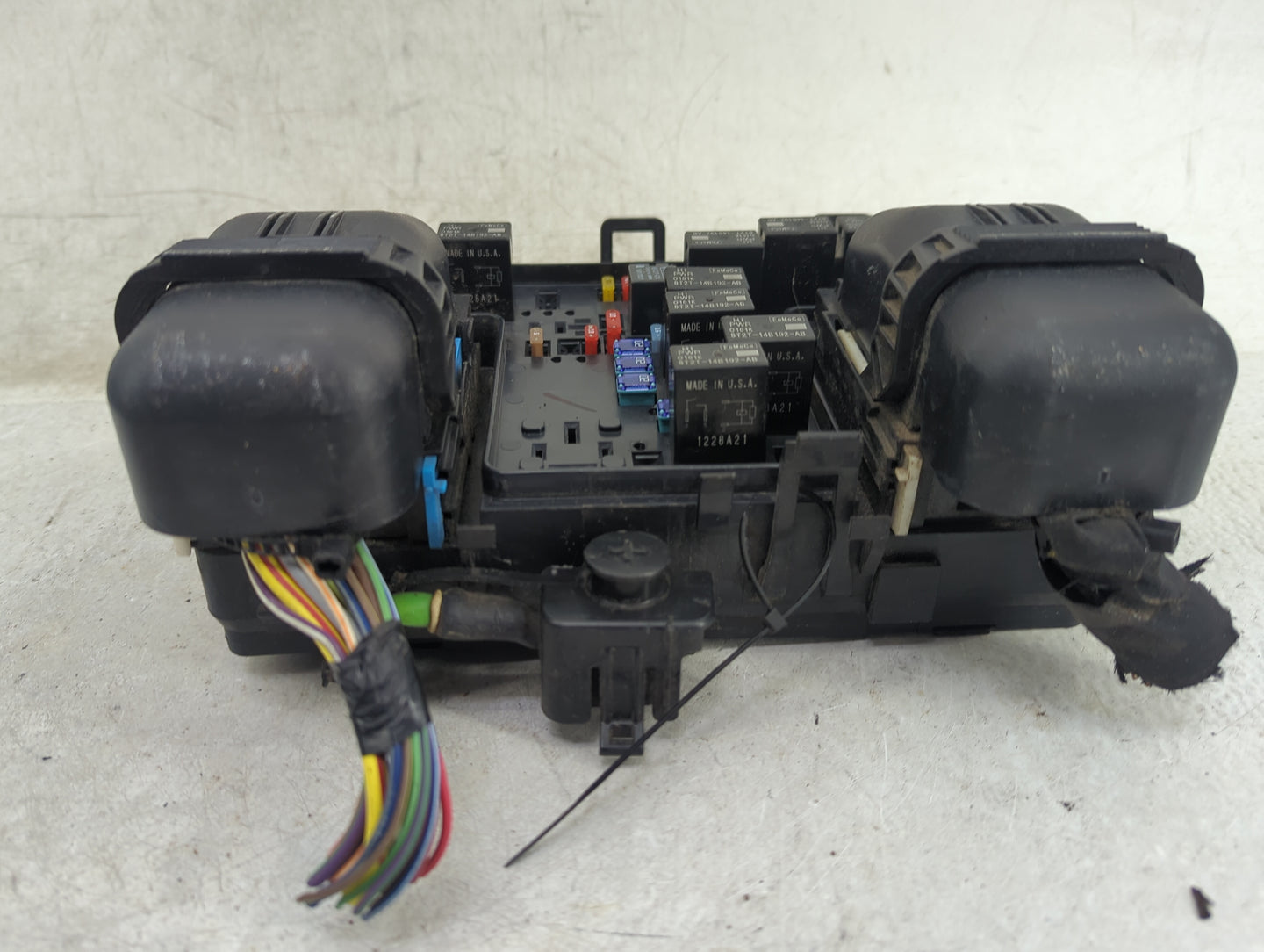 2017-2020 Ford Fusion Fusebox Fuse Box Panel Relay Module P/N:G2GT14A075AA Fits Fits 2017 2018 2019 2020 OEM Used Auto Parts