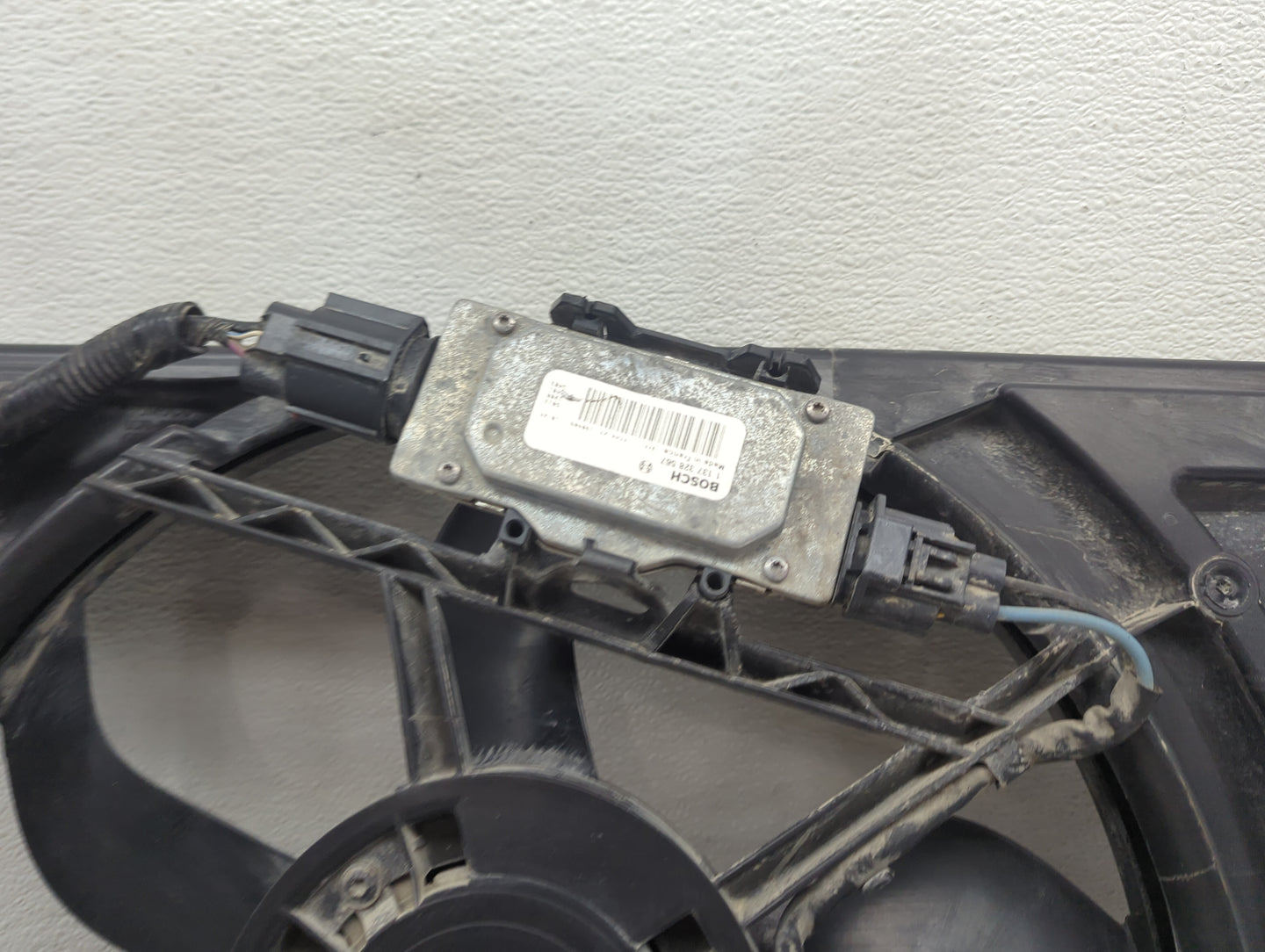 2016-2020 Ford Fusion Electric Radiator Cooling Fan Motor Assembly P/N:DR76-8C607-AE 0130308367 Fits Fits 2016 2017 2018 201