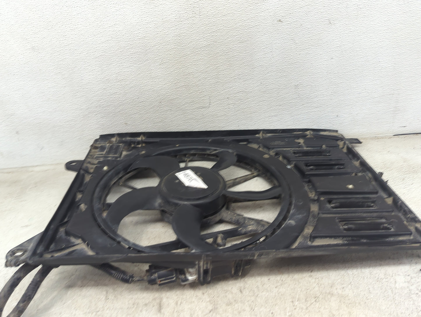 2016-2020 Ford Fusion Electric Radiator Cooling Fan Motor Assembly P/N:DR76-8C607-AE 0130308367 Fits Fits 2016 2017 2018 201