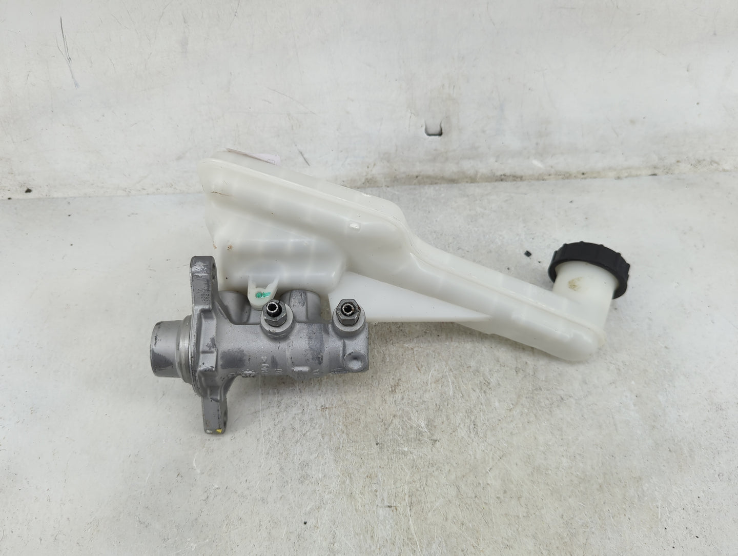 2017-2020 Ford Fusion Brake Master Cylinder 1489187 - Oemusedautoparts1.com