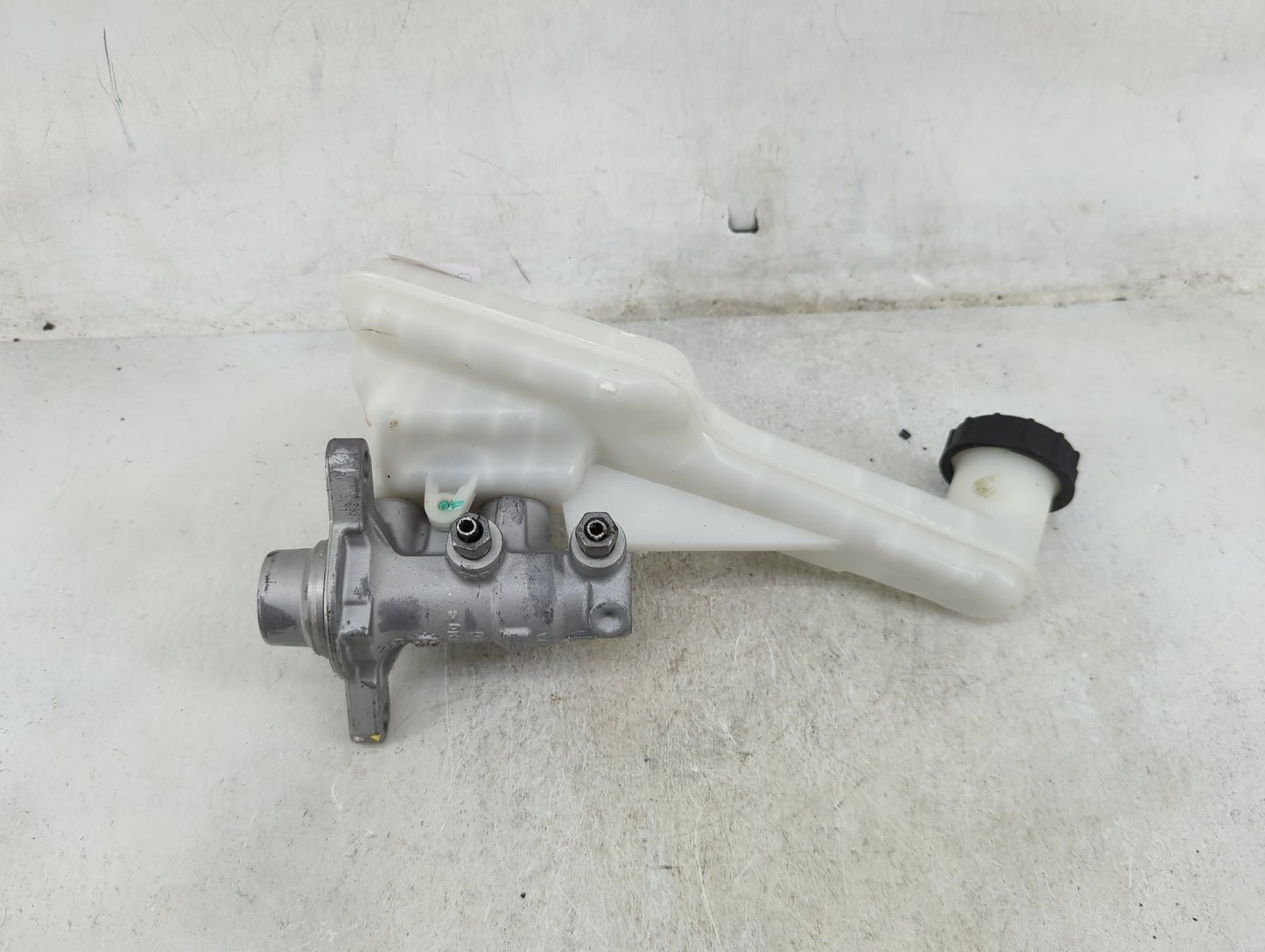 2017-2020 Ford Fusion Brake Master Cylinder 1489187 - Oemusedautoparts1.com