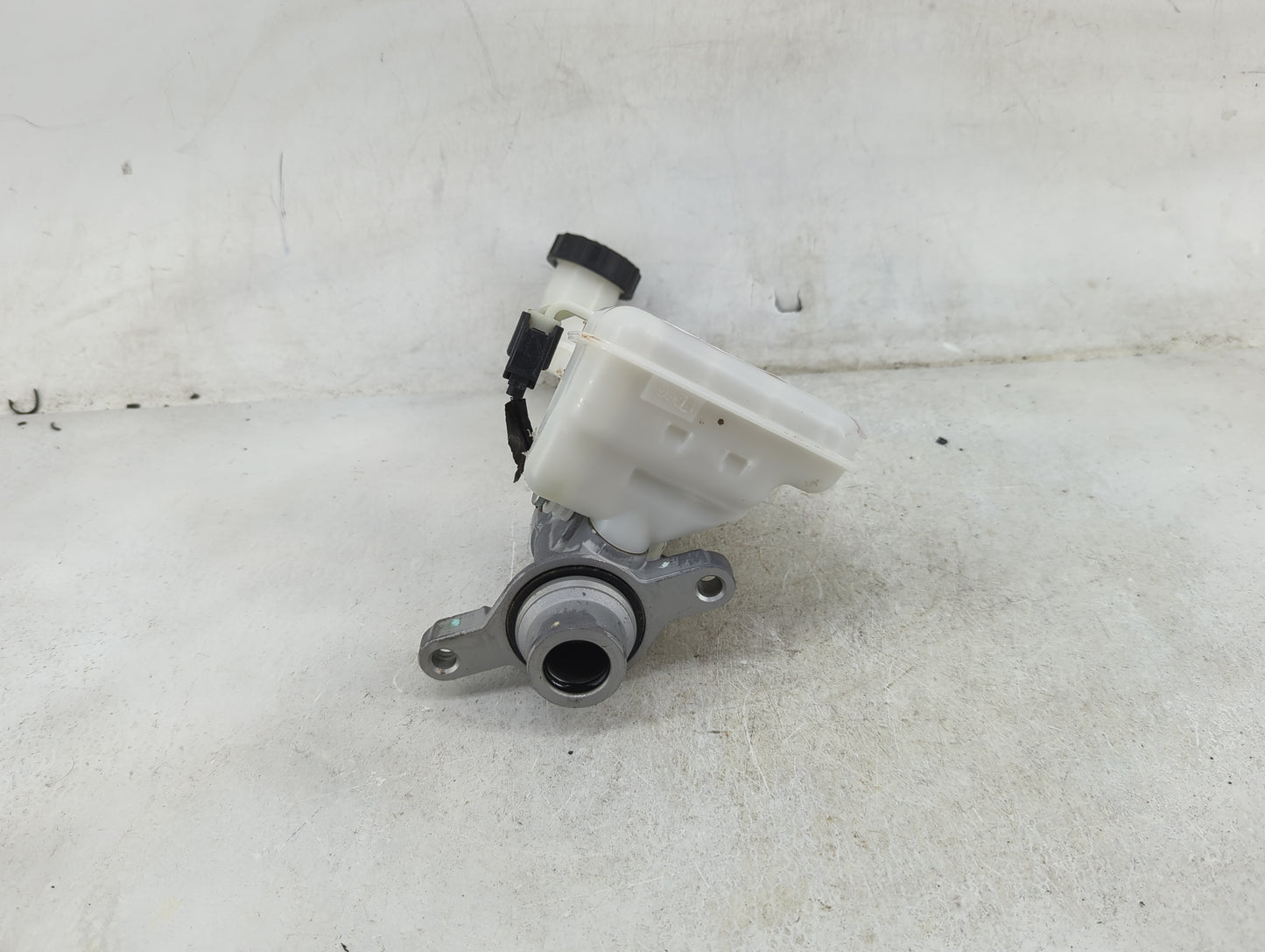 2017-2020 Ford Fusion Brake Master Cylinder 1489187 - Oemusedautoparts1.com