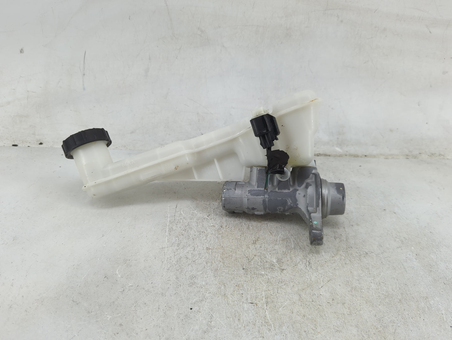 2017-2020 Ford Fusion Brake Master Cylinder 1489187 - Oemusedautoparts1.com