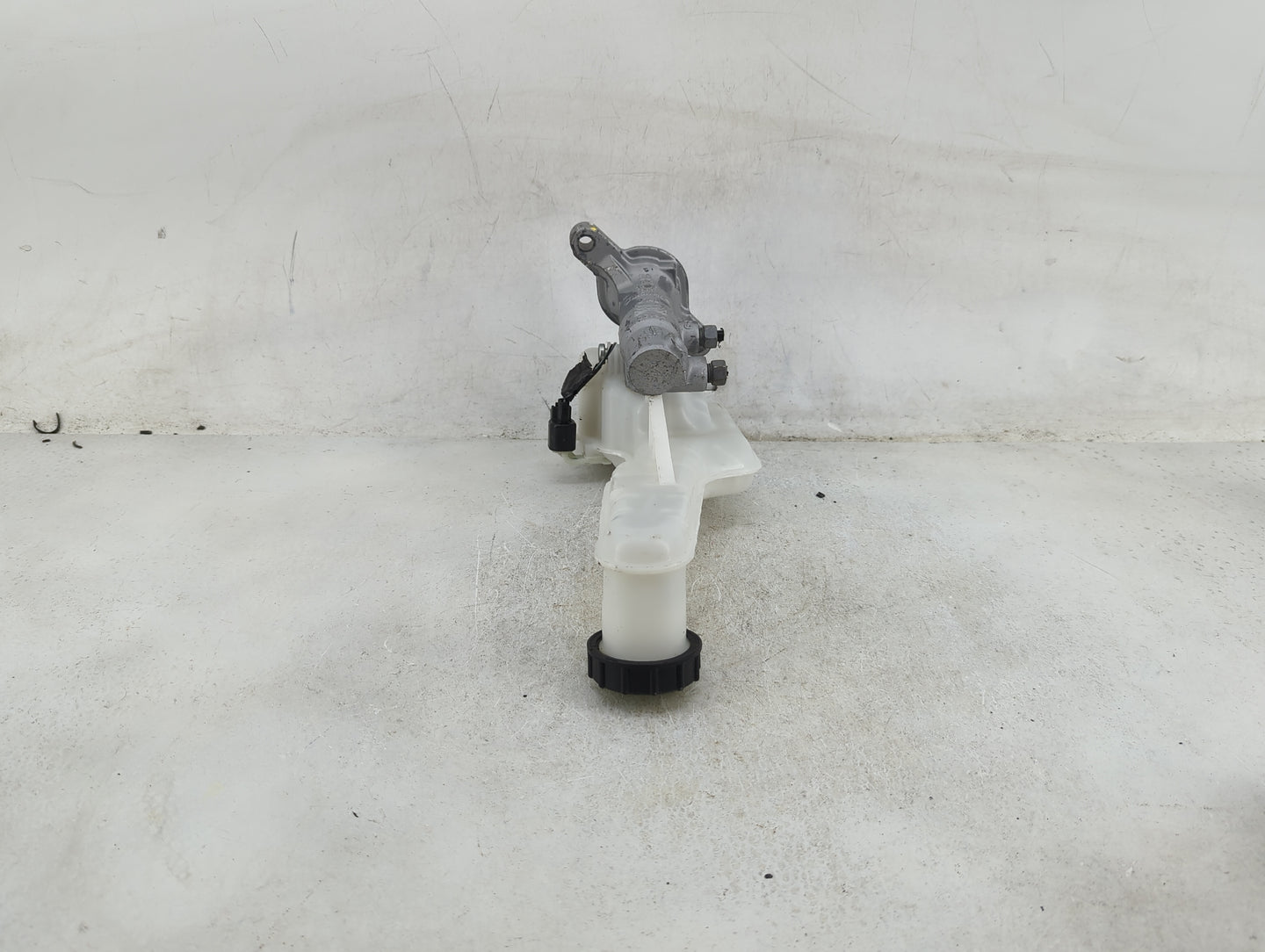 2017-2020 Ford Fusion Brake Master Cylinder 1489187 - Oemusedautoparts1.com