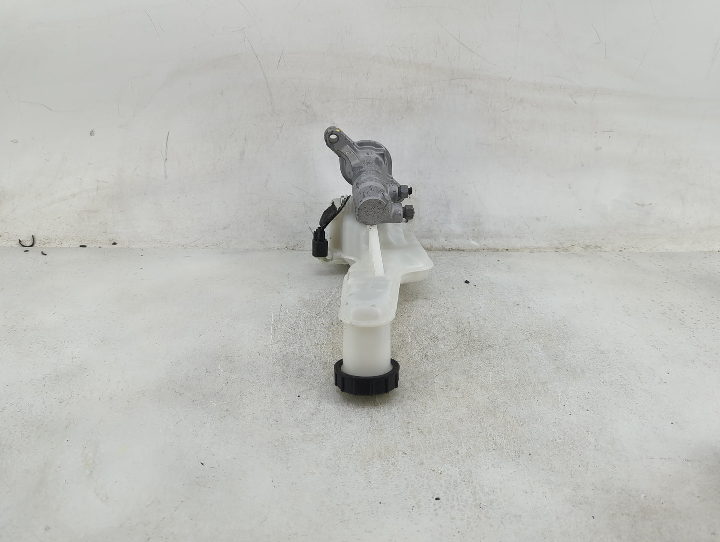 2017-2020 Ford Fusion Brake Master Cylinder 1489187 - Oemusedautoparts1.com