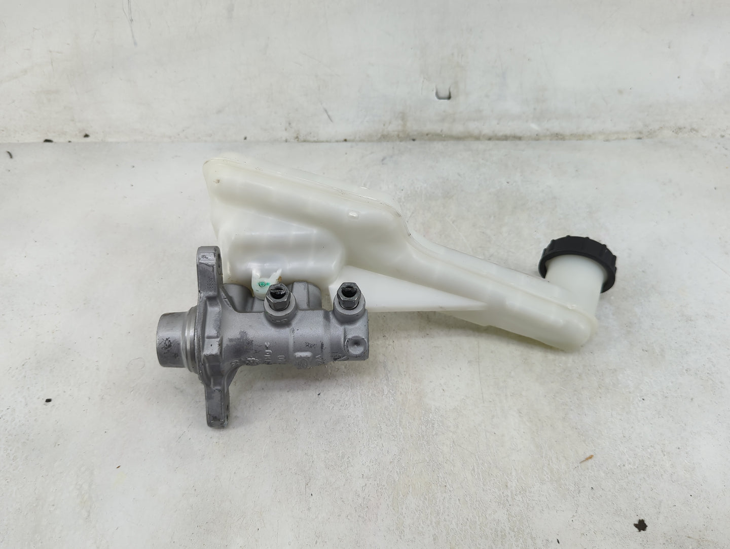2017-2020 Ford Fusion Brake Master Cylinder 1490395 - Oemusedautoparts1.com