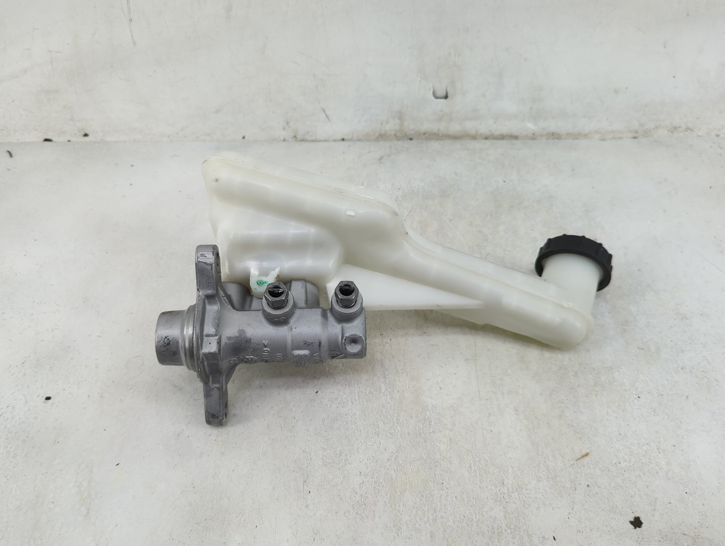 2017-2020 Ford Fusion Brake Master Cylinder 1490395 - Oemusedautoparts1.com
