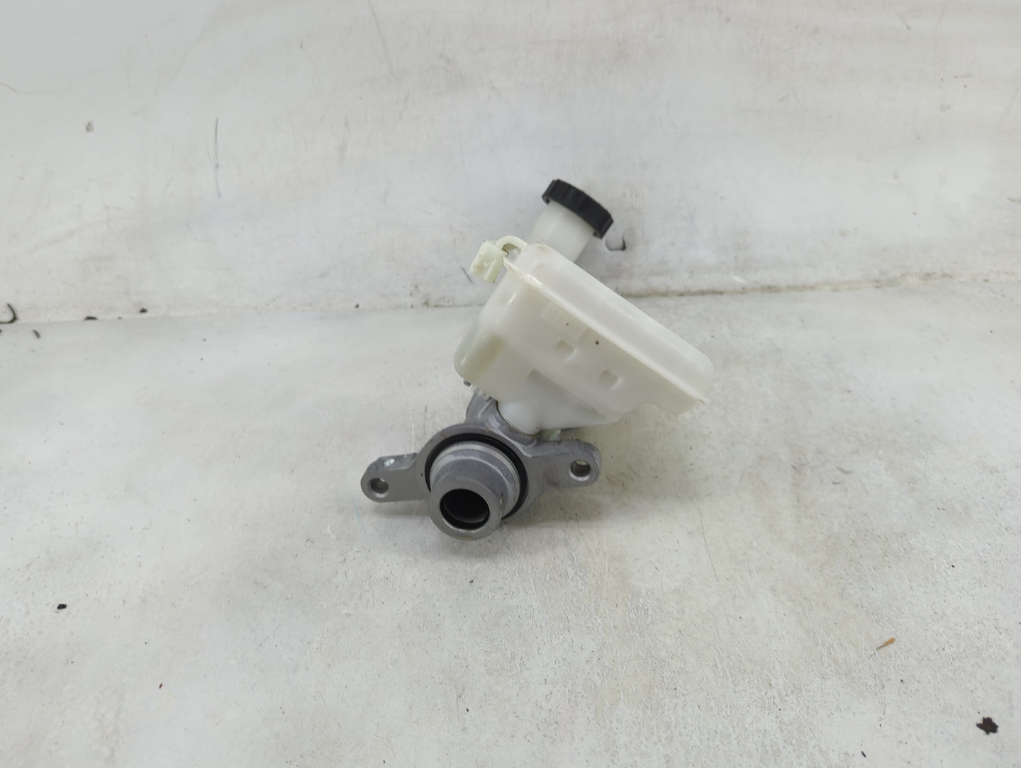 2017-2020 Ford Fusion Brake Master Cylinder 1490395 - Oemusedautoparts1.com