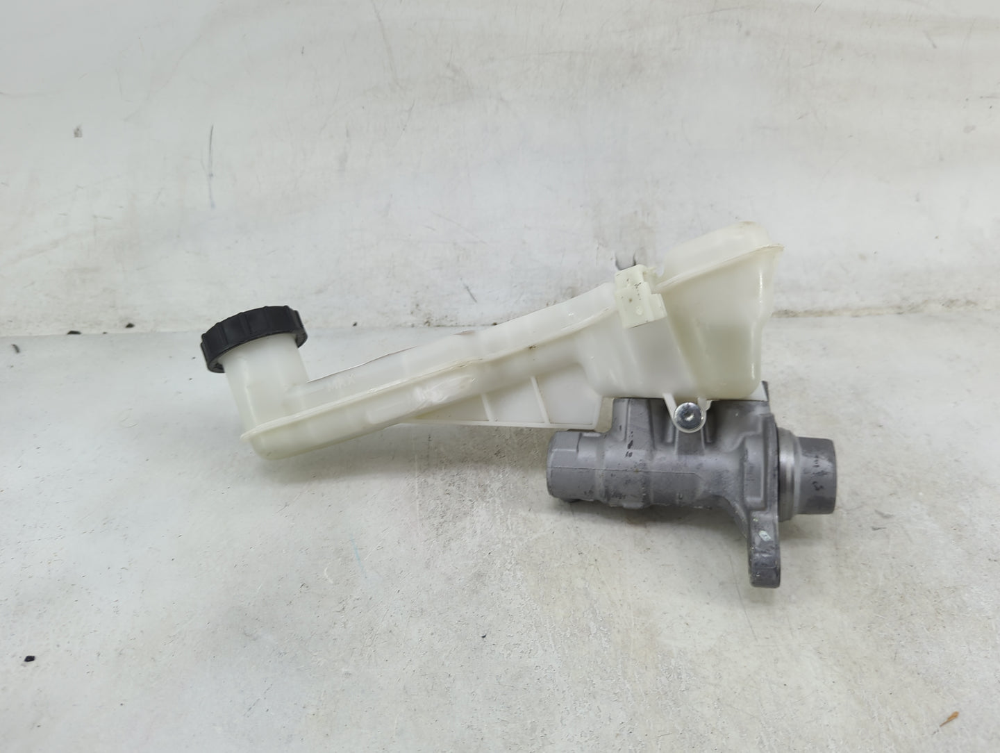 2017-2020 Ford Fusion Brake Master Cylinder 1490395 - Oemusedautoparts1.com