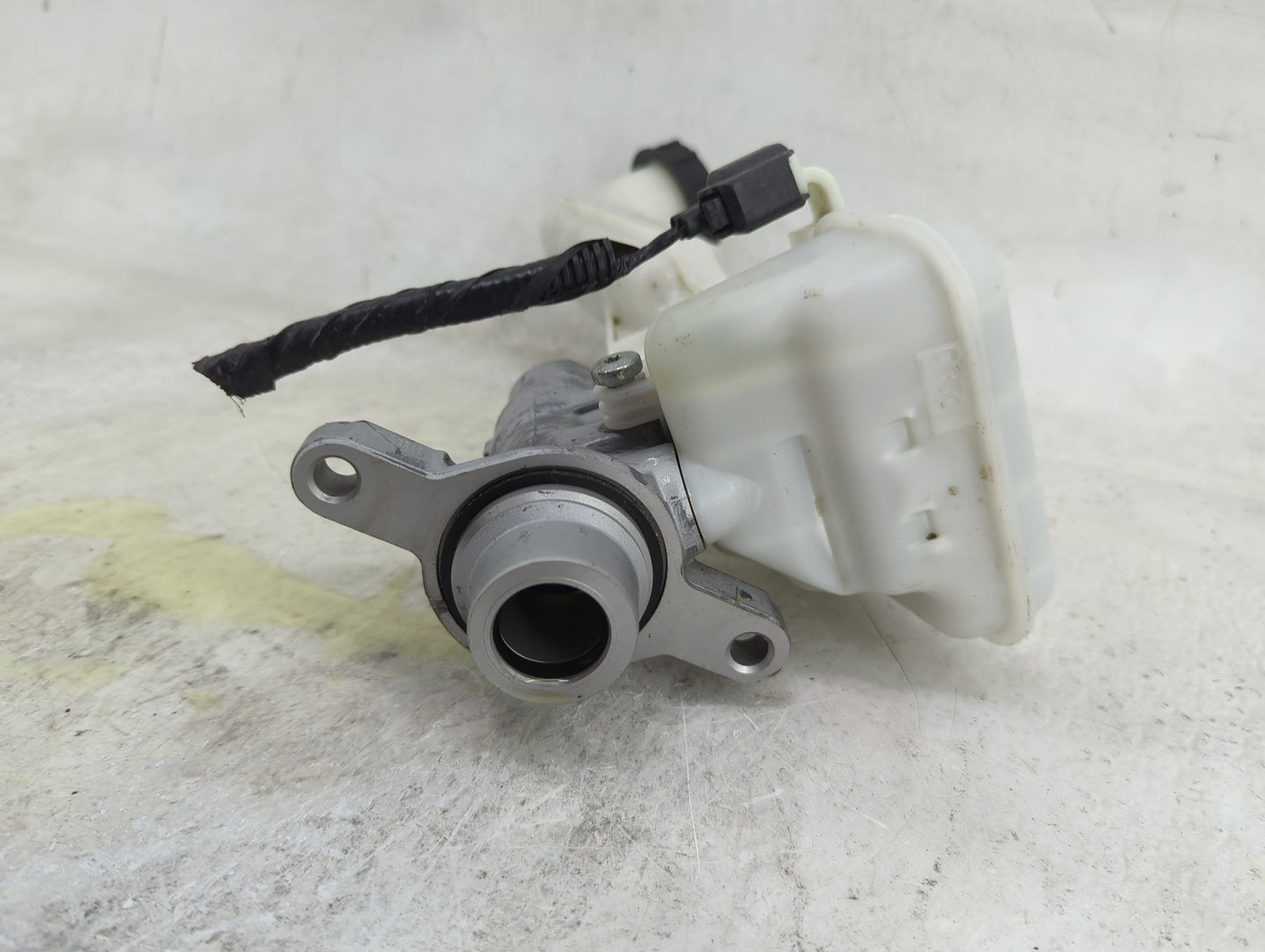 2017-2020 Ford Fusion Brake Master Cylinder 1490405 - Oemusedautoparts1.com