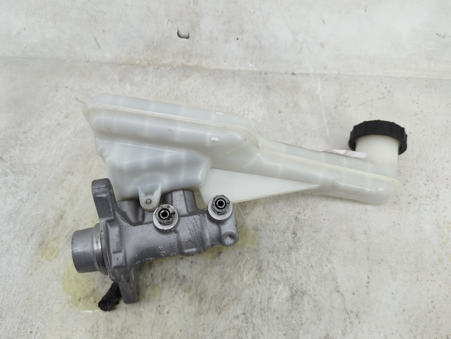 2017-2020 Ford Fusion Brake Master Cylinder 1490405 - Oemusedautoparts1.com