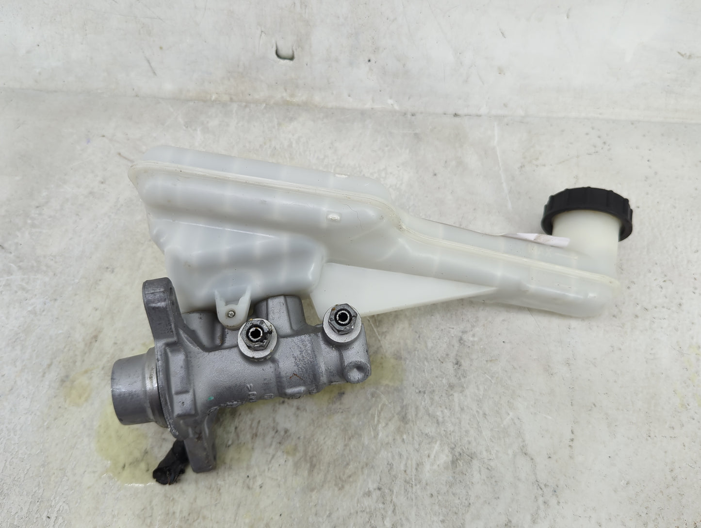 2017-2020 Ford Fusion Brake Master Cylinder 1490405 - Oemusedautoparts1.com