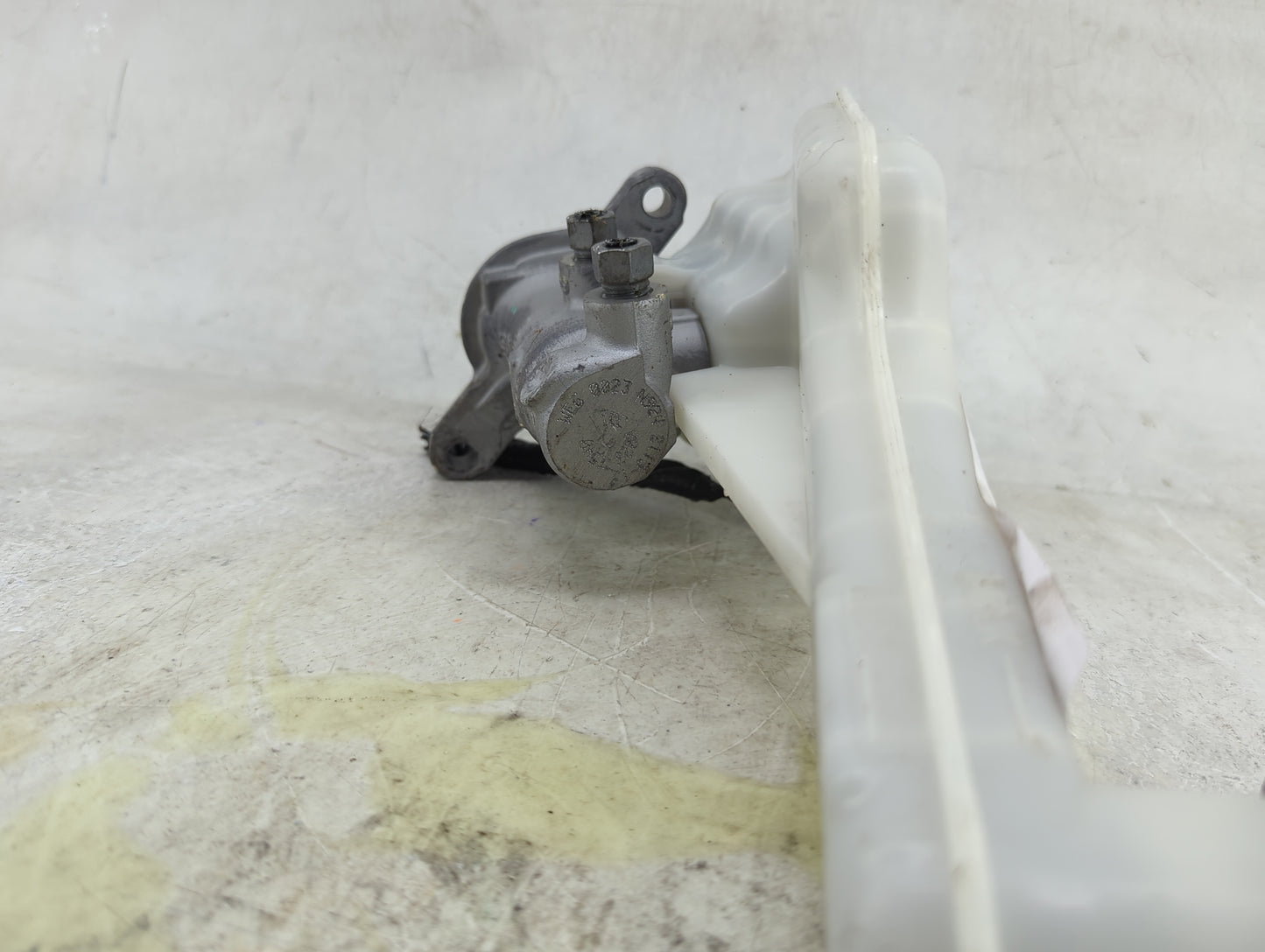 2017-2020 Ford Fusion Brake Master Cylinder 1490405 - Oemusedautoparts1.com