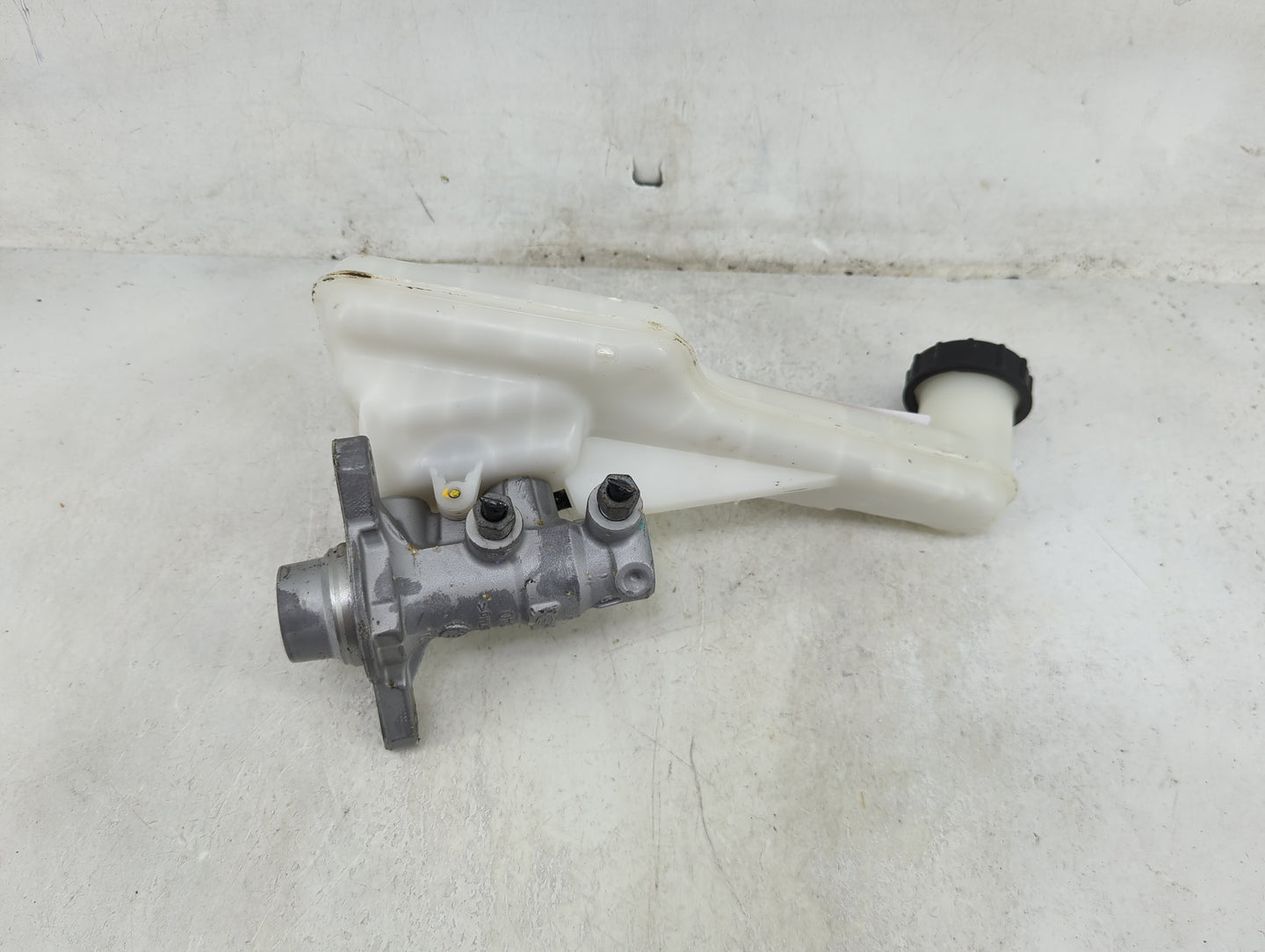 2017-2020 Ford Fusion Brake Master Cylinder 1490520 - Oemusedautoparts1.com