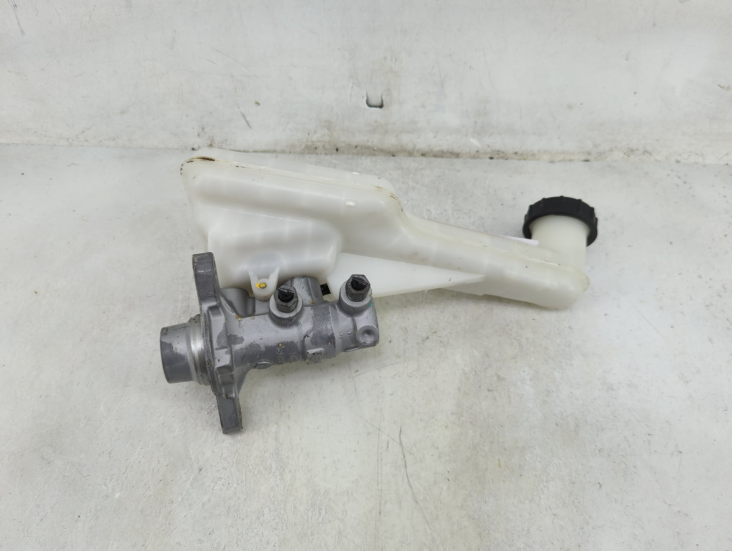 2017-2020 Ford Fusion Brake Master Cylinder 1490520 - Oemusedautoparts1.com