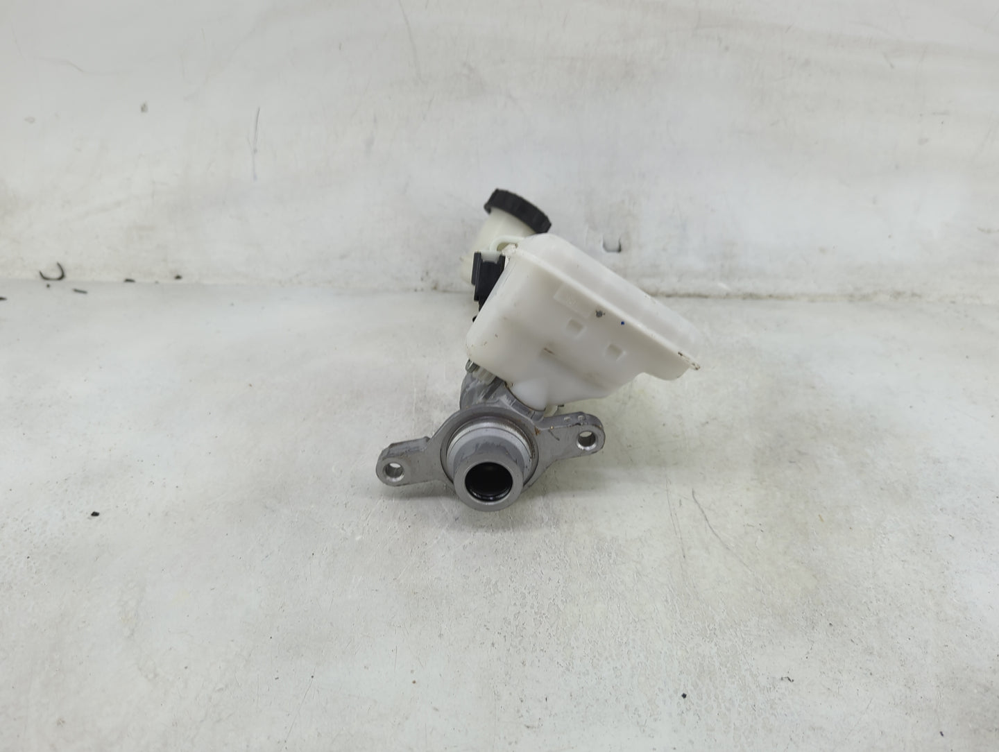 2017-2020 Ford Fusion Brake Master Cylinder 1490520 - Oemusedautoparts1.com