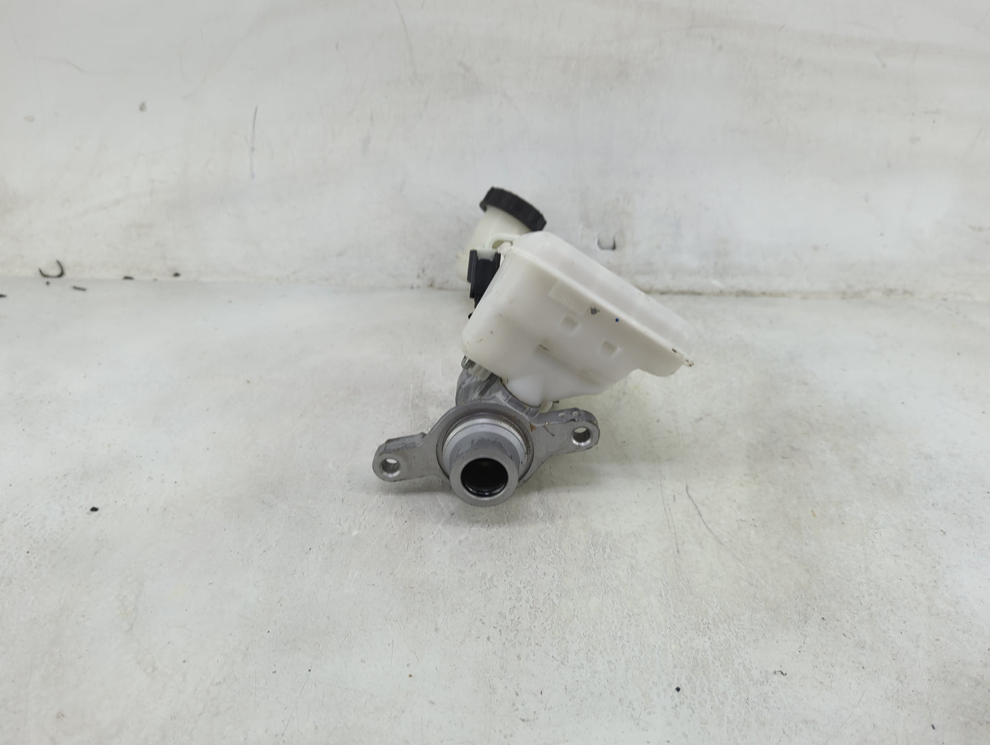 2017-2020 Ford Fusion Brake Master Cylinder 1490520 - Oemusedautoparts1.com