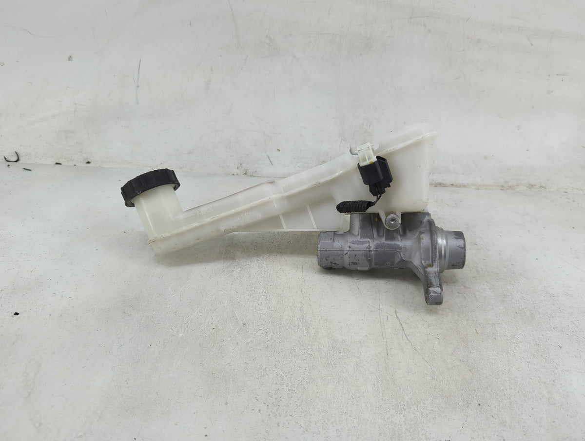 2017-2020 Ford Fusion Brake Master Cylinder 1490520 - Oemusedautoparts1.com