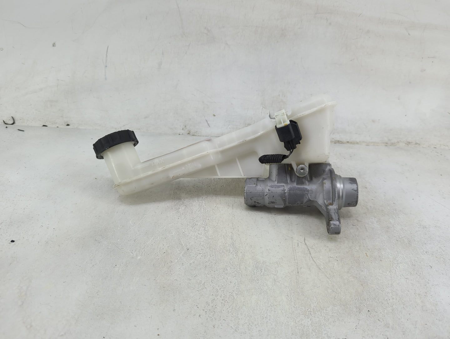 2017-2020 Ford Fusion Brake Master Cylinder 1490520 - Oemusedautoparts1.com