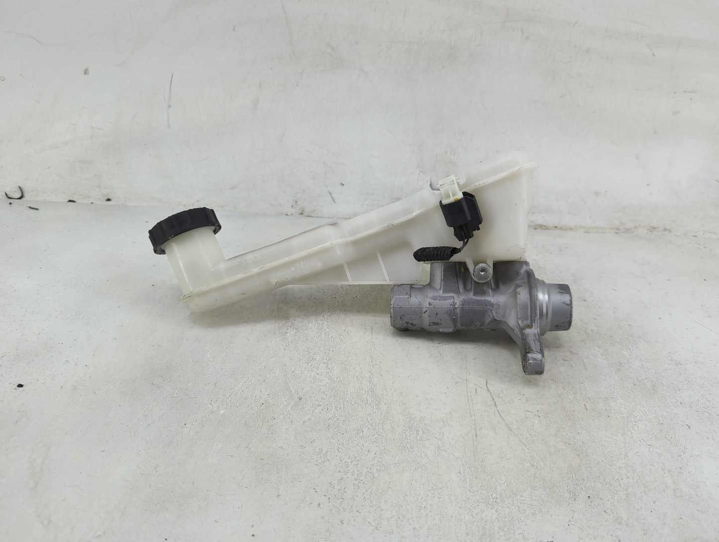2017-2020 Ford Fusion Brake Master Cylinder 1490520 - Oemusedautoparts1.com