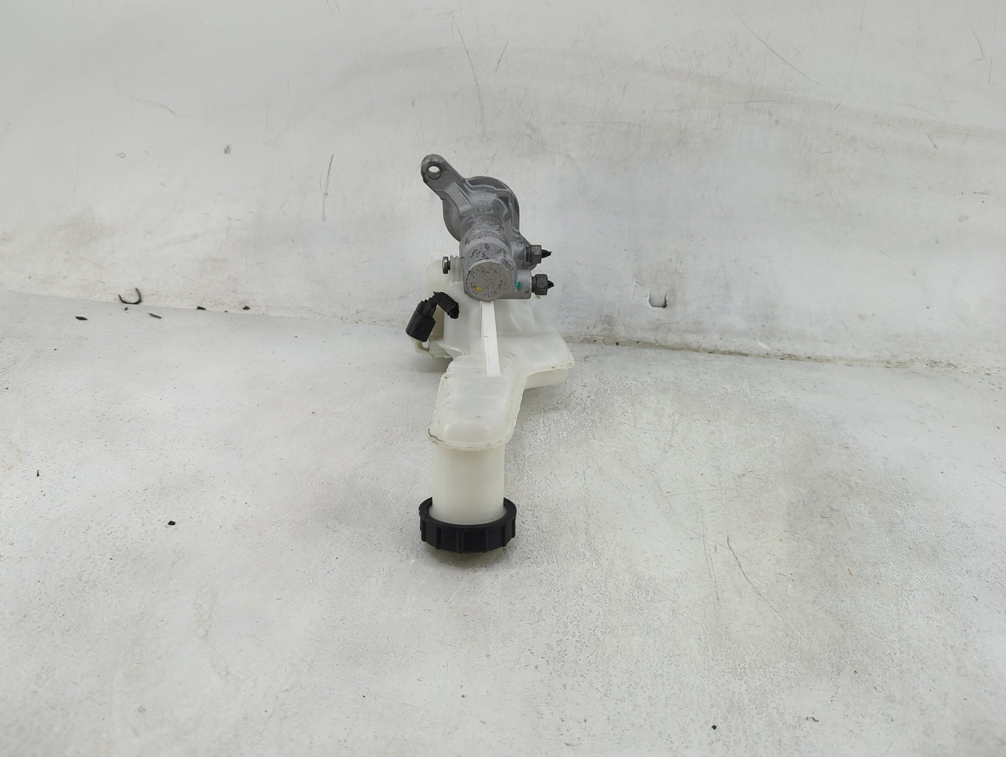 2017-2020 Ford Fusion Brake Master Cylinder 1490520 - Oemusedautoparts1.com