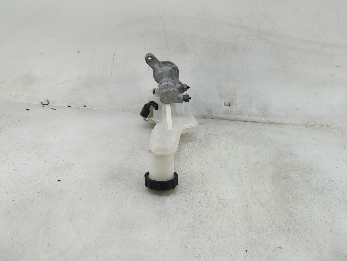 2017-2020 Ford Fusion Brake Master Cylinder 1490520 - Oemusedautoparts1.com