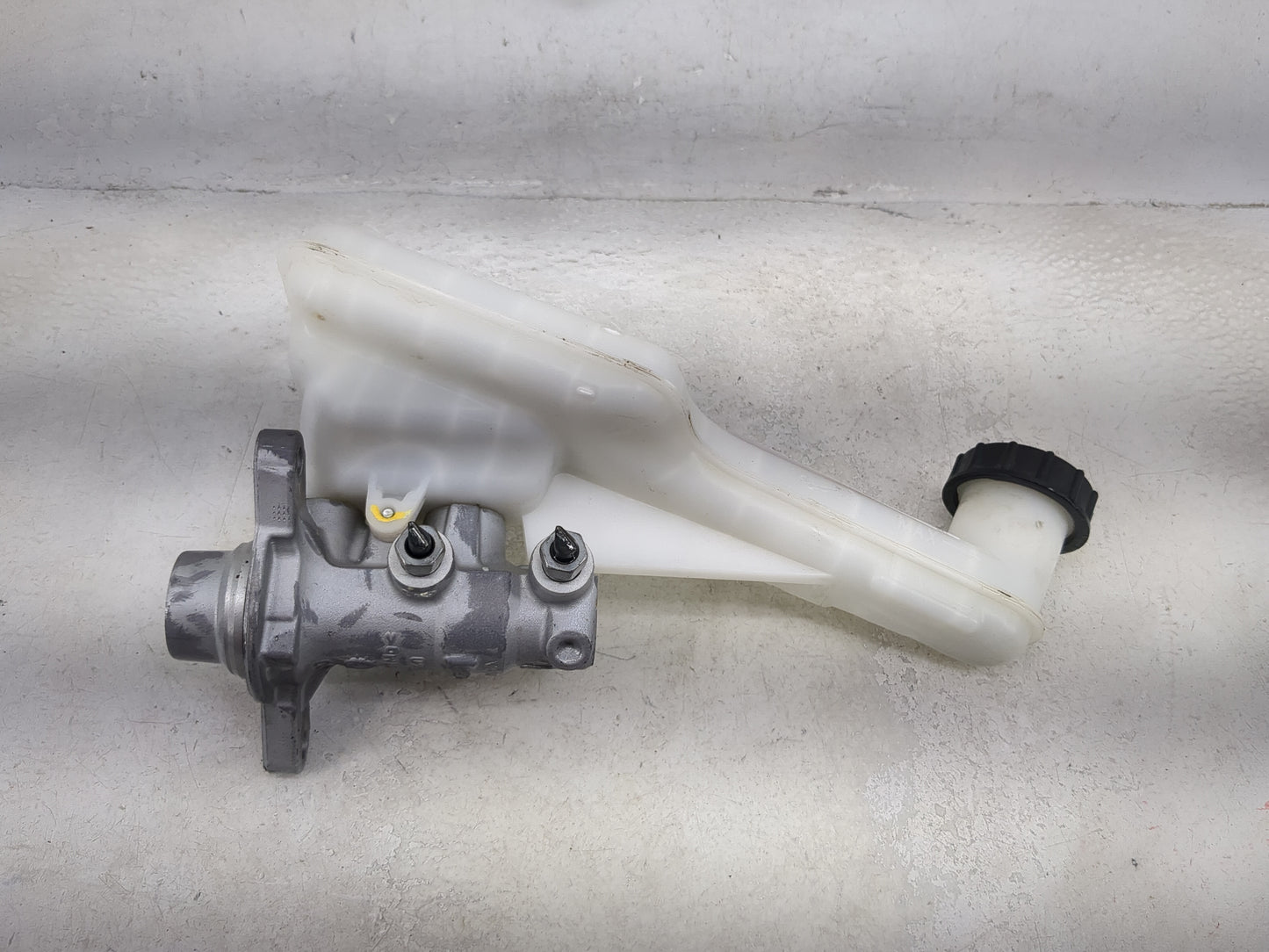 2017-2020 Ford Fusion Brake Master Cylinder 1490906 - Oemusedautoparts1.com