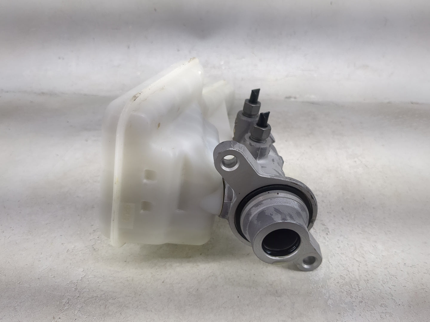 2017-2020 Ford Fusion Brake Master Cylinder 1490906 - Oemusedautoparts1.com